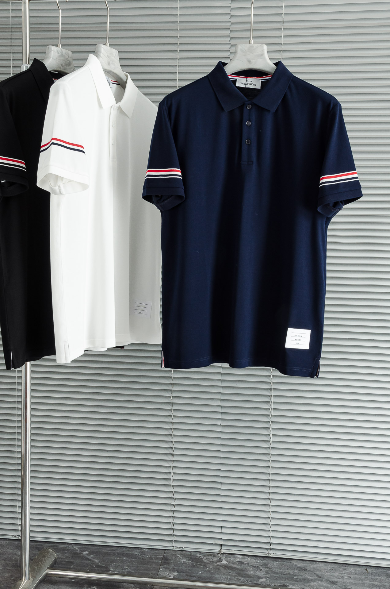 NO:451209,New# TB // Men's business and casual solid color lapel short-sleeved POLO shirt #Customers supply imported bead floor cotton fabrics, selected high-quality long velvet cotton raw materials, the fabric attributes are all excellent, the mesh structure is delicate and natural, after washing, the texture becomes more affinity, the comfort and breathability are perfect, the touch experience is self-evident, and the ultimate luxury enjoyment!  Details are exquisite and perfect, and the craftsmanship is demonstrated everywhere. The fashionable three-button opening and closing placket is full of temperament, elegant and capable, with both styles and excellent versatility! Size 48-56 M-3XL, T-shirt, alexander wang19860909New#  TB //男士商务休闲纯色翻领短袖POLO衫#客供进口珠地棉面料,甄选上等长绒棉花原料,面料属性皆为上乘,网眼结构细腻自然,经过水洗后,肌理变得更具亲和力,舒适性与透气性完美兼备,触感体验不言而喻,奢华极致享受！细节精致出挑,品相完美如斯,处处彰显出匠心工艺,时尚三扣开合门襟,上身满满的气质感,优雅且干练,型格兼具,百搭实穿性极好的一款POLO衫! 尺码48-56 M-3XL,,T-shirt,alexander wang,Men's clothing