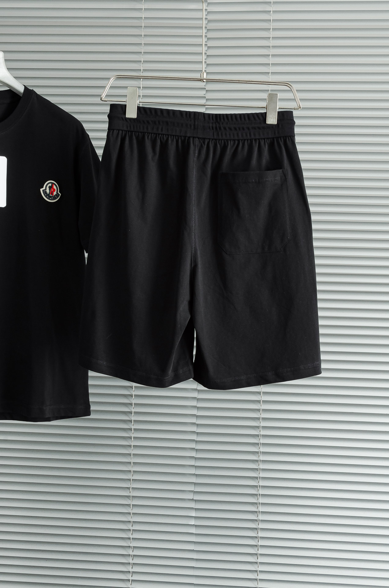 Moncler 2025 Spring Summer Logo Cotton Shorts: Recreational Form with Gold Brand Logo - 图片 2