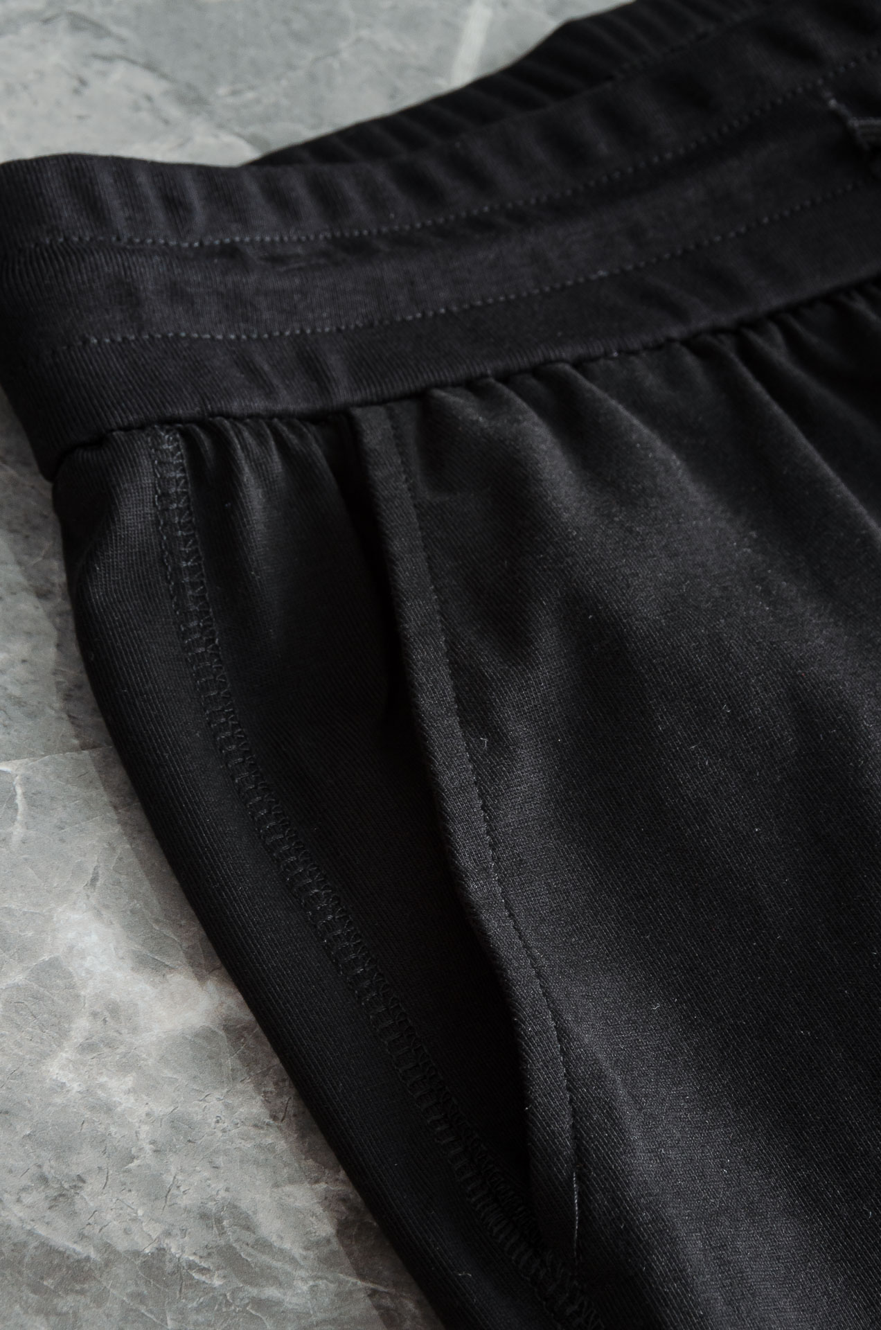 Moncler 2025 Spring Summer Logo Cotton Shorts: Recreational Form with Gold Brand Logo - 图片 3
