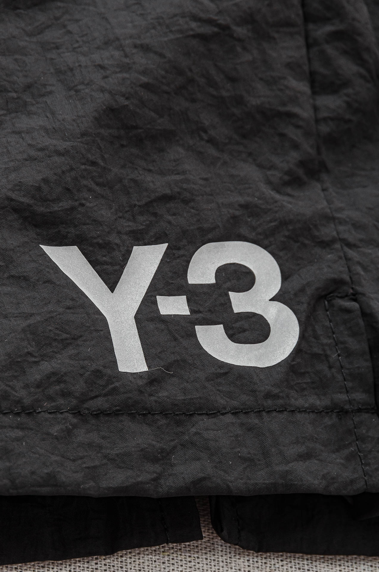 Y-3 Ice Snylon Shorts: Lightweight, Breathable, Customized Fabric for Summer Comfort - 图片 4