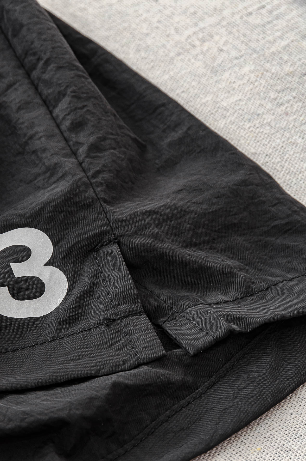 Y-3 Ice Snylon Shorts: Lightweight, Breathable, Customized Fabric for Summer Comfort - 图片 7