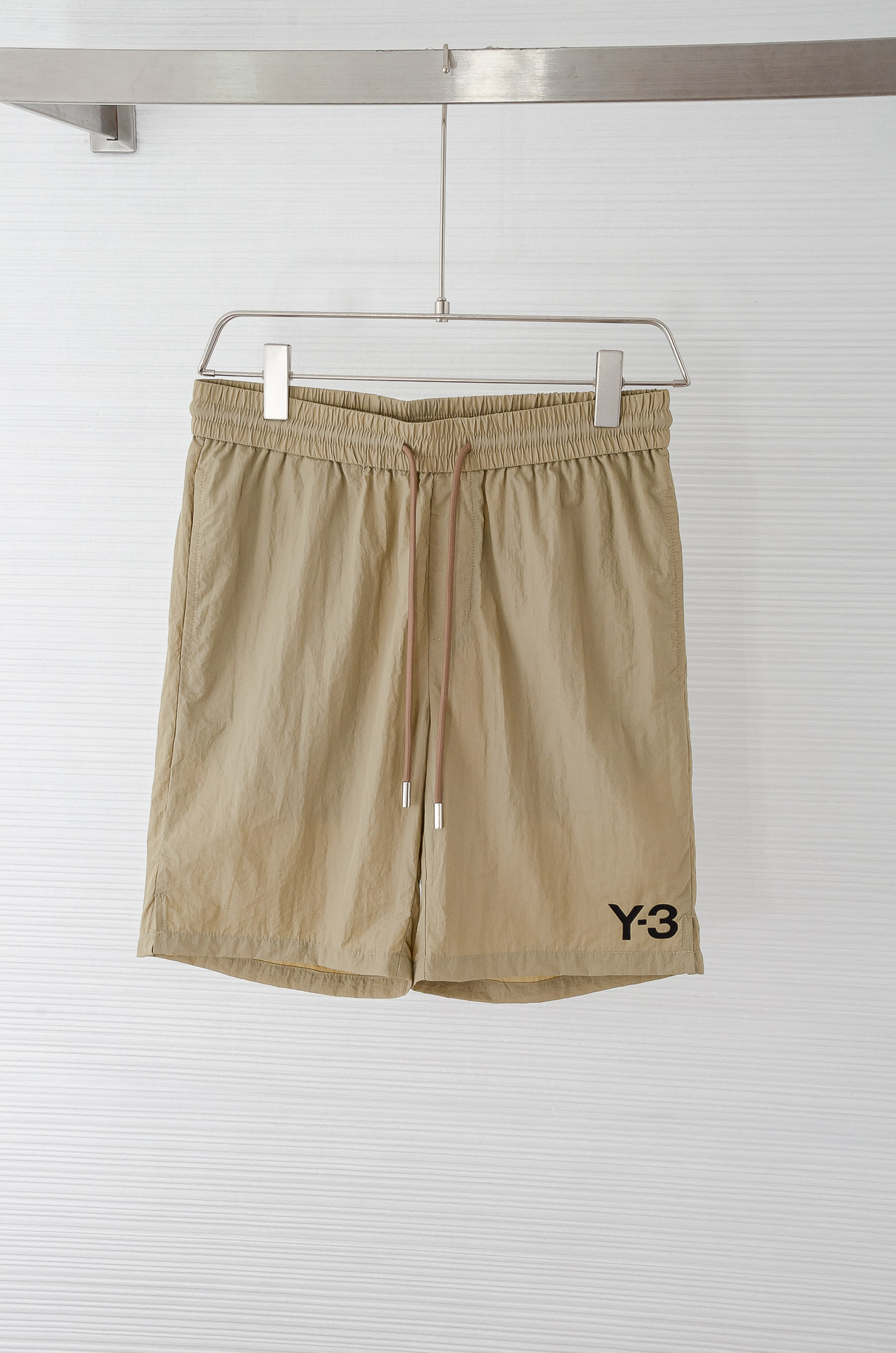 NO:458374,Y-3/25 ice silk nylon four-sided elastic elastic drawstring waist men's straight casual sports shorts # use customized 76 cotton 17 polyester fiber 7 spandex composition, the fabric is light and soft, the texture is clearly visible, and the feel is smooth and skin-friendly. The superior moisture absorption and quick drying and breathable performance allow you to stay refreshed in the hot summer. The exquisite logo embellishment of the front of the trousers shows the essence of the brand and identity status in a low-key manner. Hardware and auxiliary materials are customized for customers, and the details are exquisite. Basic casual straight-fitting style cut, business simplicity and fashionable casual style, without age and body limitation, highly versatile. Whether paired with a T-shirt, shirt or POLO shirt, you can show your unique charm. Accompany you through a refreshing and pleasant spring and summer!  Size Y-3/25 Ice Silk Nylon Four-sided Elastic Drawstring Waist Men's Straight Casual Sports Shorts #Use custom 76 cotton 17 polyester fiber 7 spandex composition, the fabric is light and soft and elastic, the texture is clearly visible, and the feel is smooth and skin-friendly. The superior moisture absorption and quick drying and breathable performance allow you to stay refreshed in the hot summer. The exquisite logo embellishment of the front of the trousers shows the essence of the brand and identity status in a low-key manner. Hardware and auxiliary materials are customized for customers, and the details are exquisite. Basic casual straight-fitting cut, business simplicity and fashionable casual style, without age and body limitation, highly versatile. Whether paired with a T-shirt, shirt or POLO shirt, you can show your unique charm. Accompany you through a refreshing and pleasant spring and summer season!  Size X-XXXL., shorts,shirts,tees,t-shirt,alexander wang19860909Y-3/25冰丝尼龙四面弹力松紧抽绳腰头男士直筒休闲运动短裤#采用定制76棉17聚酯纤维7氨纶成分,面料轻薄柔软有弹力,肌理清晰可见,手感爽滑亲肤.优越的吸湿速干性和透气性能,让你在炎炎夏日也能保持清爽.裤身前幅精致的logo点缀,低调中彰显品牌精髓与身份地位.五金辅料均为客供定制,细节之处尽显考究. 基础休闲直筒版型裁剪,商务简约与时尚休闲风格兼备,无年龄与身形限定,高度百搭.无论是搭配T恤、衬衫还是POLO衫,都能展现出你的独特魅力.伴你度过一个清爽愉悦的春夏季节！ 尺码 Y-3/25冰丝尼龙四面弹力松紧抽绳腰头男士直筒休闲运动短裤#采用定制76棉17聚酯纤维7氨纶成分,面料轻薄柔软有弹力,肌理清晰可见,手感爽滑亲肤.优越的吸湿速干性和透气性能,让你在炎炎夏日也能保持清爽.裤身前幅精致的logo点缀,低调中彰显品牌精髓与身份地位.五金辅料均为客供定制,细节之处尽显考究. 基础休闲直筒版型裁剪,商务简约与时尚休闲风格兼备,无年龄与身形限定,高度百搭.无论是搭配T恤、衬衫还是POLO衫,都能展现出你的独特魅力.伴你度过一个清爽愉悦的春夏季节！ 尺码X-XXXL.,,shorts,shirts,tees，t-shirt,alexander wang,Men's clothing