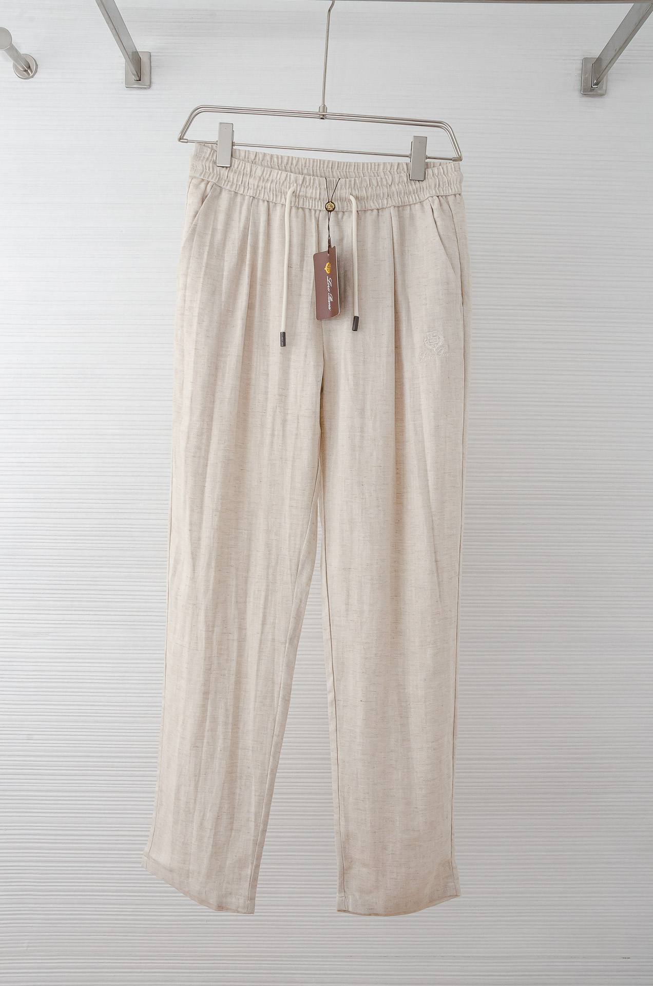 NO:458376,Loro Piana 2025 spring and summer new casual pants Size M-XXXL trousers are integrated with fine tailoring, telling the story of inheritance and innovation with extraordinary style and luxurious and innovative materials. These pleated trousers are carefully crafted from breathable linen fabric, fitted with silhouette design, creating a basic wardrobe item. The elegant design interprets the timeless beauty, and can be smoothly transitioned from the office to the evening activities. The built-in waist, this exquisite detail ensures an extraordinary appearance. The waist is equipped with elastic elasticity, oblique pockets on the front, embroidered side, and metal logo logo at the rear pocket...,,loro pigana,alexander wang19860909Loro Piana 2025春夏新品休闲裤 码数M-XXXL 长裤凝聚精裁工艺,以卓越非凡的版型和华贵创新的材质讲述传承与创新的故事.这款无褶长裤采用透气亚麻面料精心制作而成,合身廓形设计,打造衣橱基础款单品.优雅设计演绎隽永美感,可从办公室流畅过渡到晚间活动.内置腰头,这一精裁细节确保外观卓越非凡 腰头设有松紧弹力 正面斜插口袋,侧面刺绣点缀 后部口袋金属标识logo...,,loro piana,alexander wang,Men's clothing