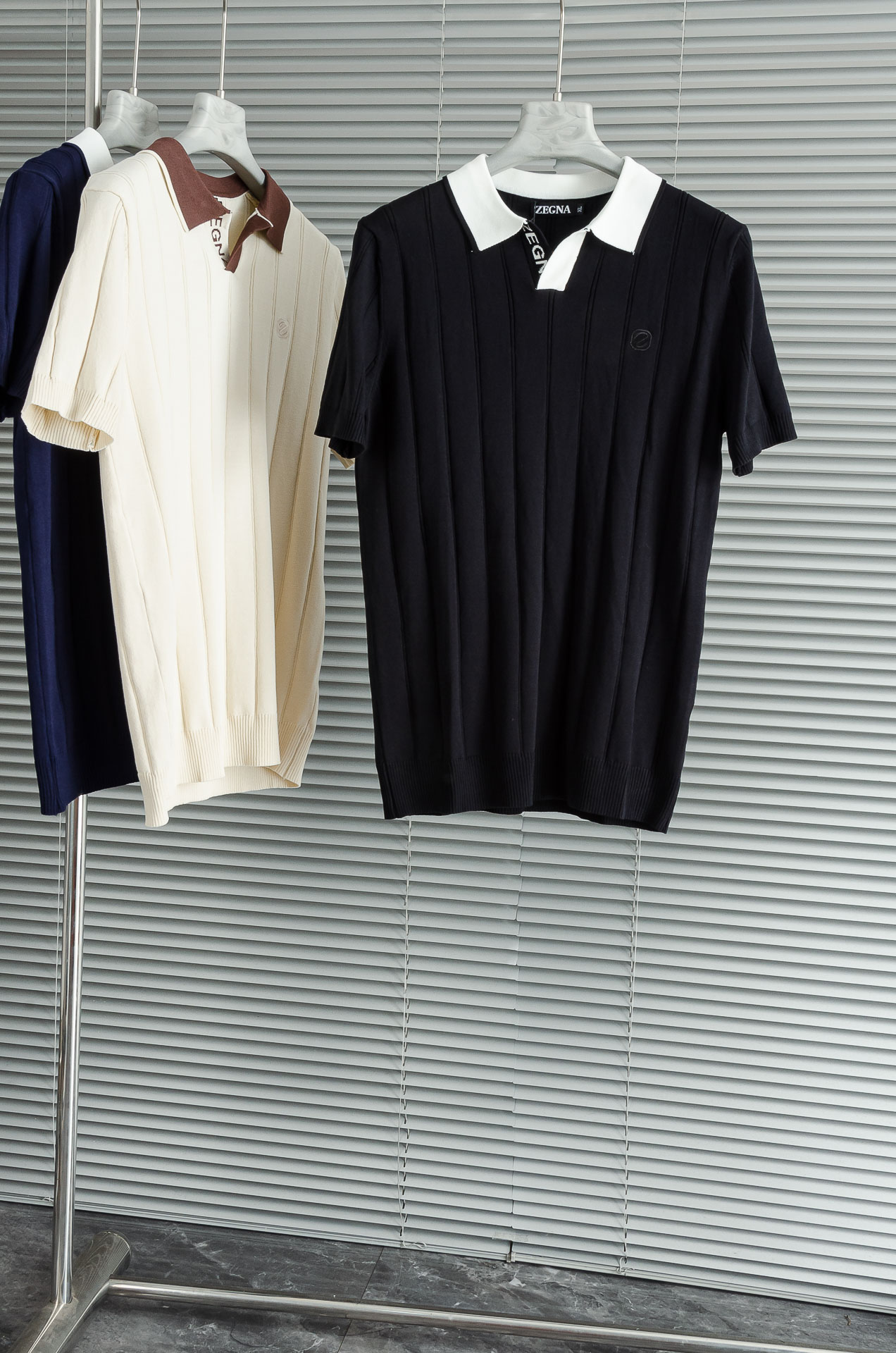 NO:481017,New# Zegna 2025 spring and summer new style Long velvet cotton knitted lapel short-sleeved T-shirt Polo shirt # The simpler the combination of Italian romantic style and knitting, the higher the requirements for craftsmanship, it is also the most challenging the professionalism of the master. It seems simple, the style is the process of detail, and the choice of fabric is also very particular. The lapel is more slimming and elegant. The upper body feels fashionable. No matter whether you wear it alone or inside, you can tell the shape. A slightly loose style without restraint. A solid fabric. National standard long velvet cotton. The length of the cotton is about 35. The higher the length. The yarn made is soft. The upper body is skin-friendly. The color fastness is better. The fiber is long. Made into yarn. It is strong and not easy to break. Dyeing effect. Glossy and bright. Not easy to get old. The upper body feels skin-friendly. Skin-friendly.  Breathable, high-end nude feeling, the upper body looks young and fashionable, gentlemanly and elegant. You can tell the full sense of quality by buying it. The number of code M-3XL is suitable for wearing 172-148, zegna, T-shirt,tees, t-shirt,alexander wang19860909New# Zegna 杰尼亚2025春夏新款 长绒棉针织翻领短袖T恤Polo衫# 意式浪漫风情与针织的结合越简约的设计 对工艺的要求越高 也是最考验师傅的专业度 看似简单 对版型 细节处理 可谓精益求精 面料的选择 也是及其讲究 外翻领口 视觉更加的显瘦优雅 上身感时尚 不拉胯 不管单穿还是内穿打底 入手便知它的型感 略微宽松的版型 毫无束缚感 实打实的面料 国标长绒棉 棉的长度是普通棉纤维长约35 长度越高 做出来的纱线 手感柔软 上身亲肤 色牢度更好 纤维长 制成纱线 结实不易断裂 染色效果 光泽亮丽 不易泛旧 上身感 亲肤 透气 有着高级裸感 上身很显年轻时尚 绅士优雅 .入手便知满满的品质感 , 码数M-3XL 试穿172-148穿L合适,,zegna,T-shirt,tees，t-shirt,alexander wang,Men's clothing