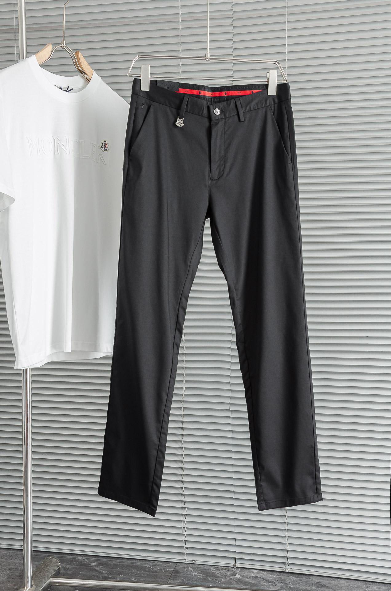 Luxurious Moncler Men’s Shorts: Simple, Stylish, High Quality, Perfect for Business and Leisure. - 图片 1