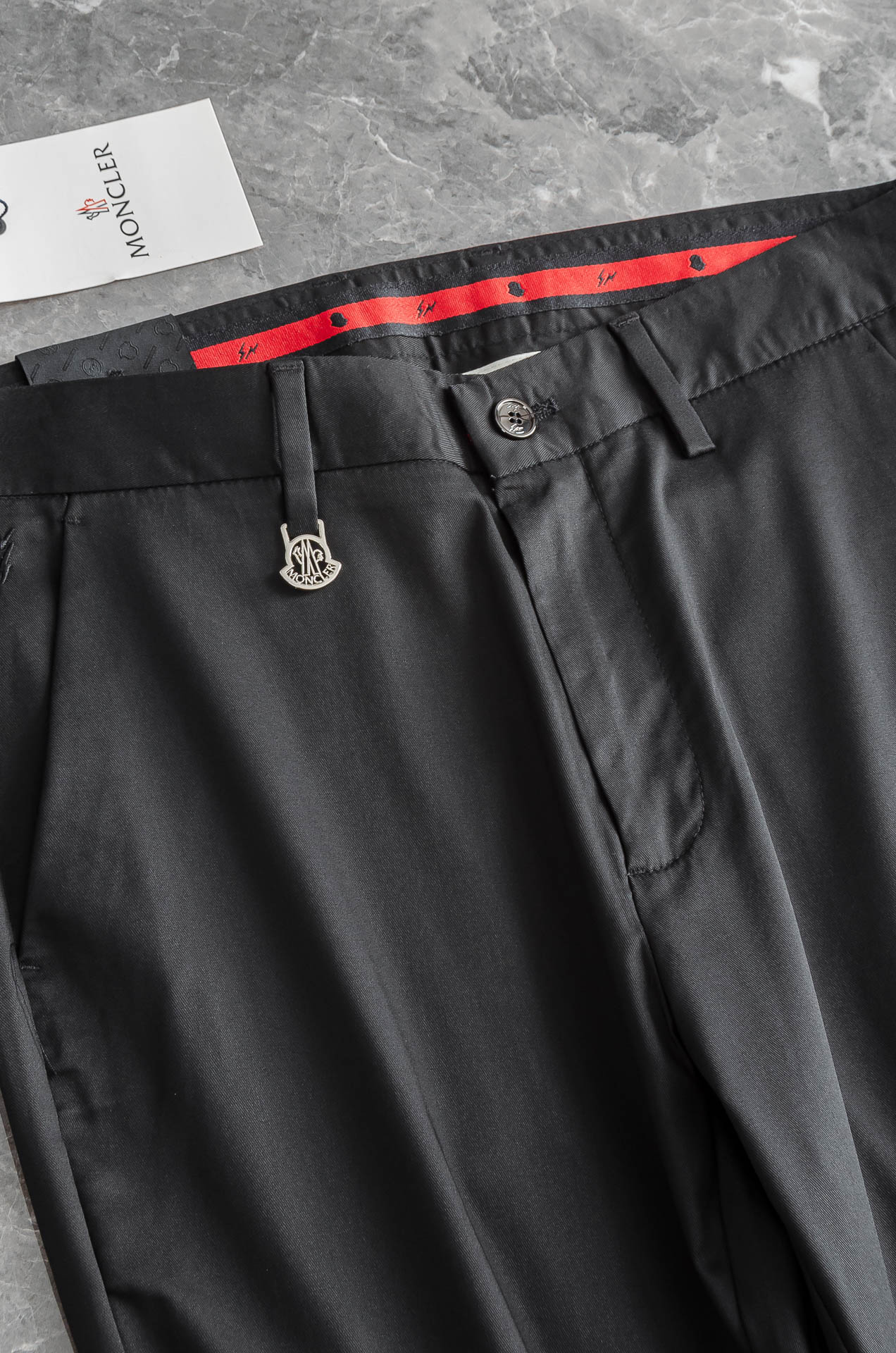 Luxurious Moncler Men’s Shorts: Simple, Stylish, High Quality, Perfect for Business and Leisure. - 图片 3