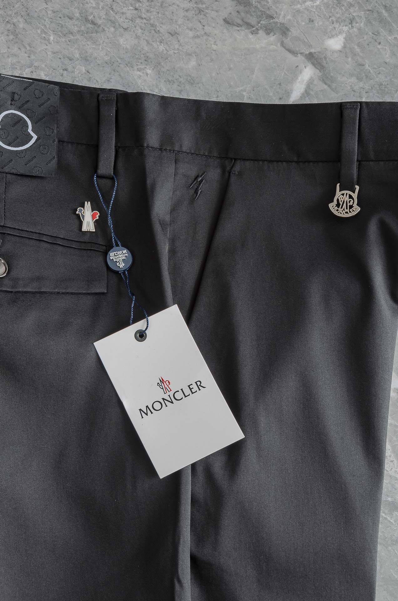 Luxurious Moncler Men’s Shorts: Simple, Stylish, High Quality, Perfect for Business and Leisure. - 图片 4
