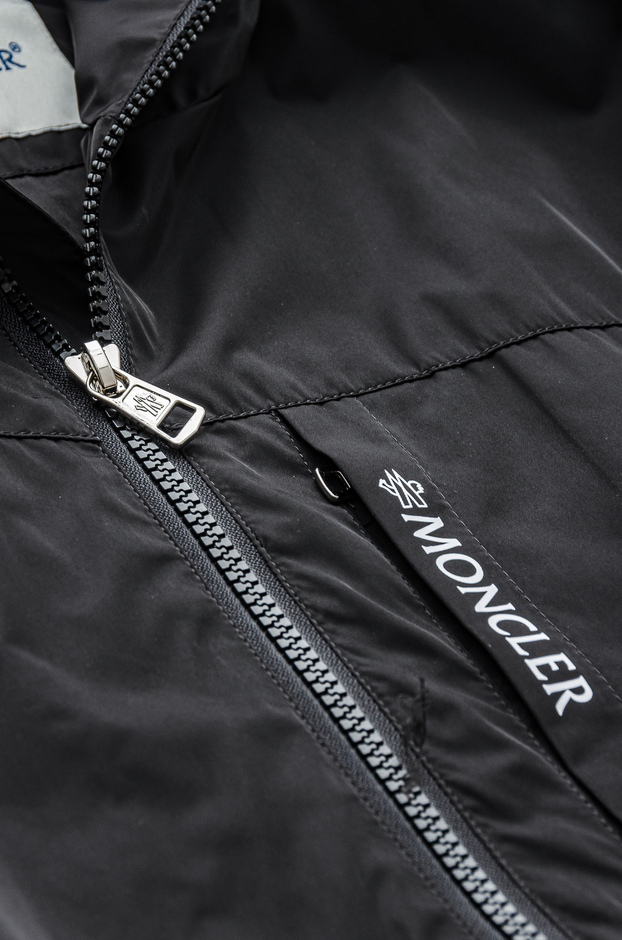 MONCLER 蒙口2025春季新品，连帽防水夹克外套，同步官网发售！原厂代工出品，该款夹克外层超柔聚酯
