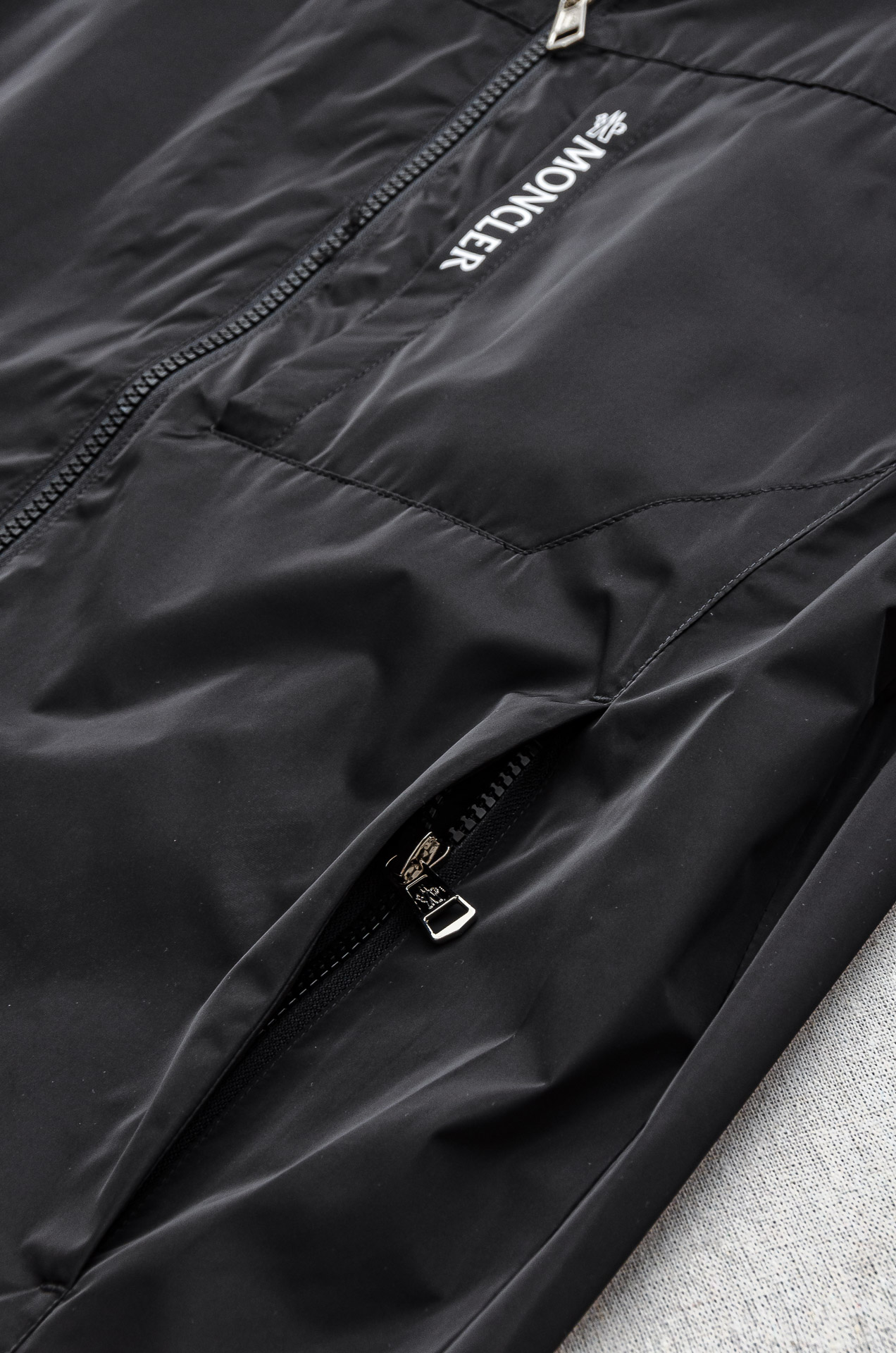 MONCLER 蒙口2025春季新品，连帽防水夹克外套，同步官网发售！原厂代工出品，该款夹克外层超柔聚酯