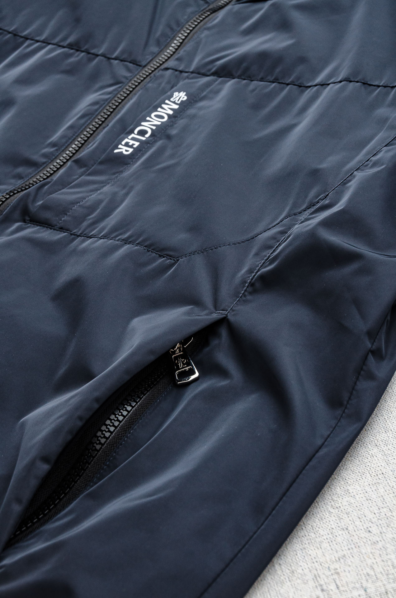 MONCLER 蒙口2025秋冬新品，连帽防水夹克外套，同步官网发售！原厂代工出品，该款夹克外层超柔聚酯