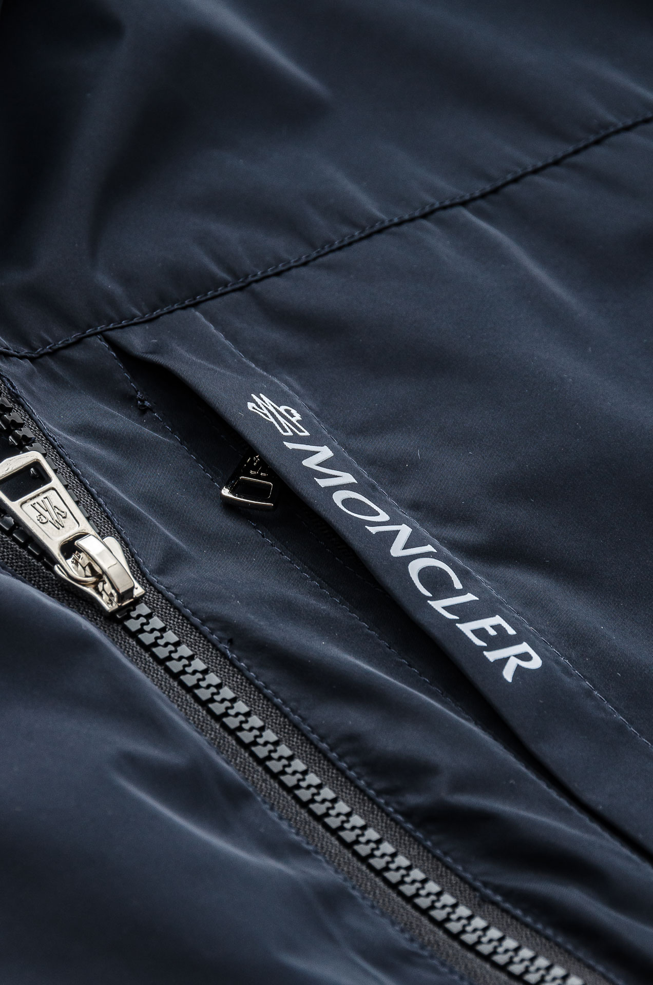 MONCLER 蒙口2025秋冬新品，连帽防水夹克外套，同步官网发售！原厂代工出品，该款夹克外层超柔聚酯