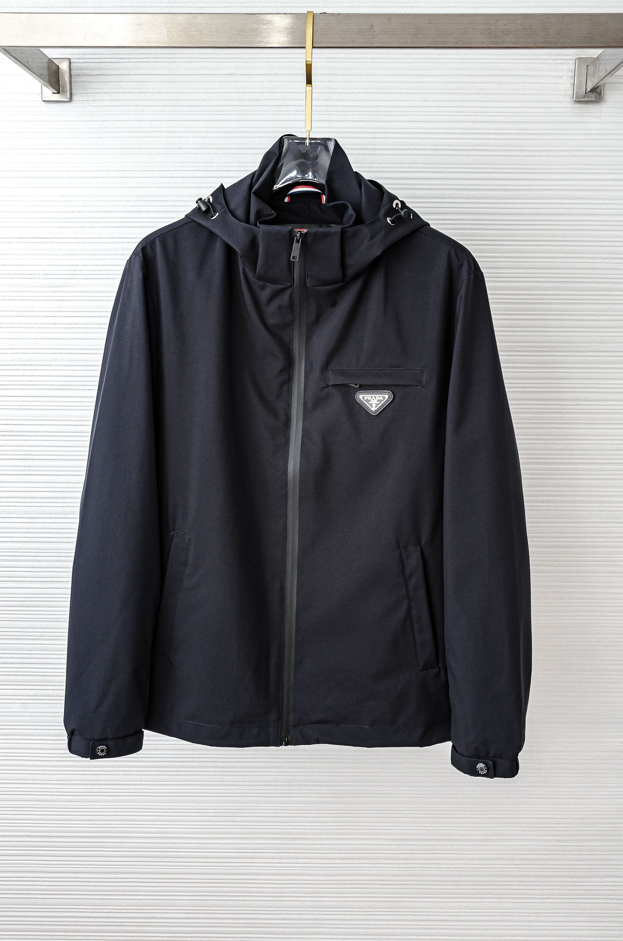 Pra*da 普拉达2025秋冬新品，可拆卸连帽防水夹克外套，同步官网发售！原厂代工出品，该款夹克外层超