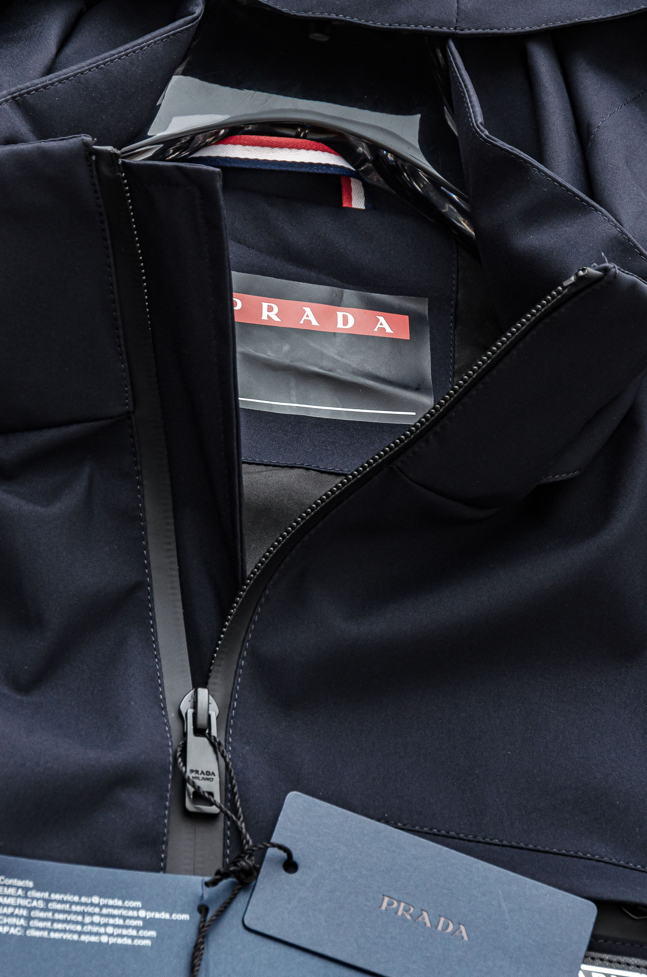 Pra*da 普拉达2025秋冬新品，可拆卸连帽防水夹克外套，同步官网发售！原厂代工出品，该款夹克外层超
