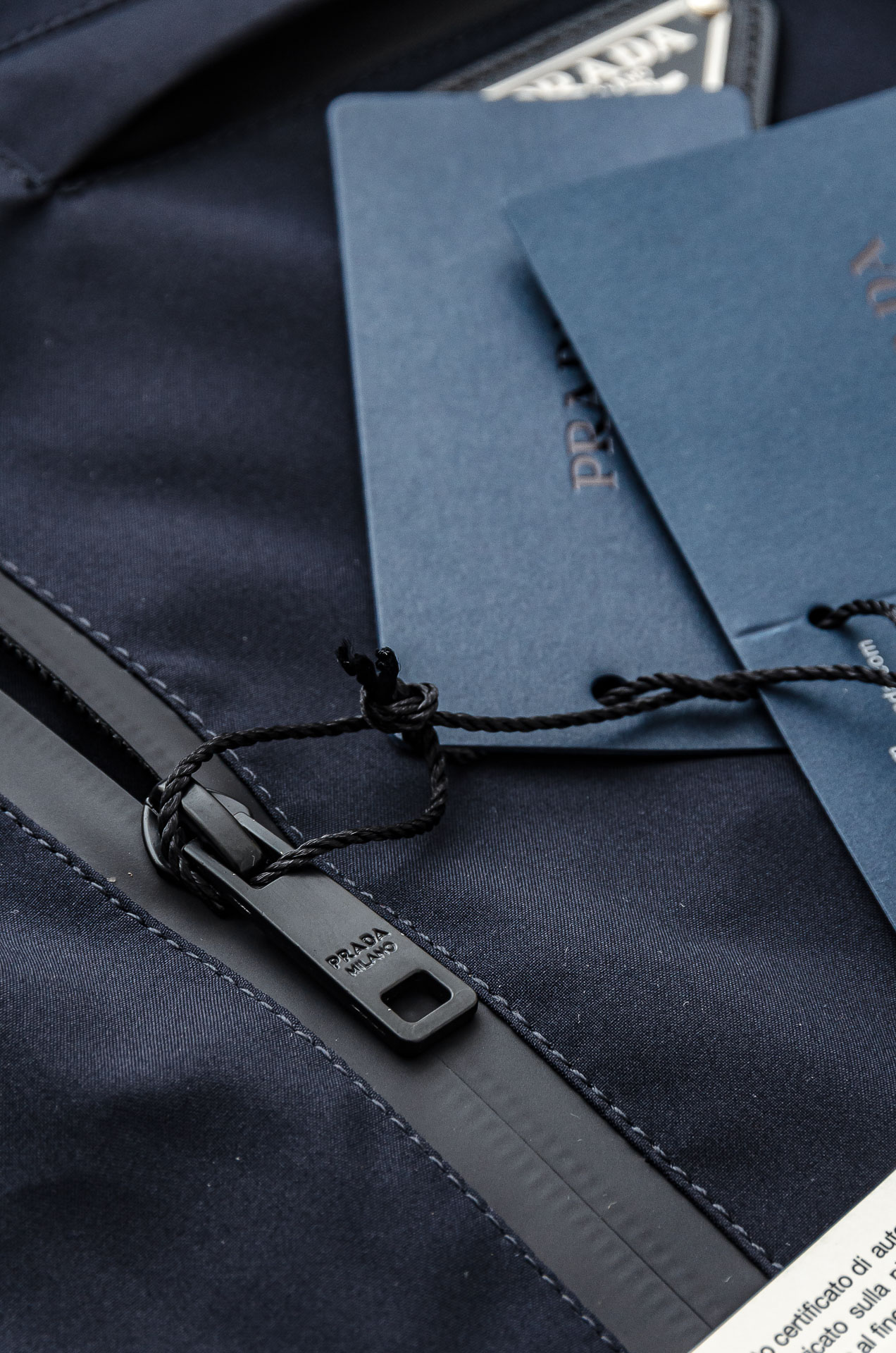 Pra*da 普拉达2025秋冬新品，可拆卸连帽防水夹克外套，同步官网发售！原厂代工出品，该款夹克外层超