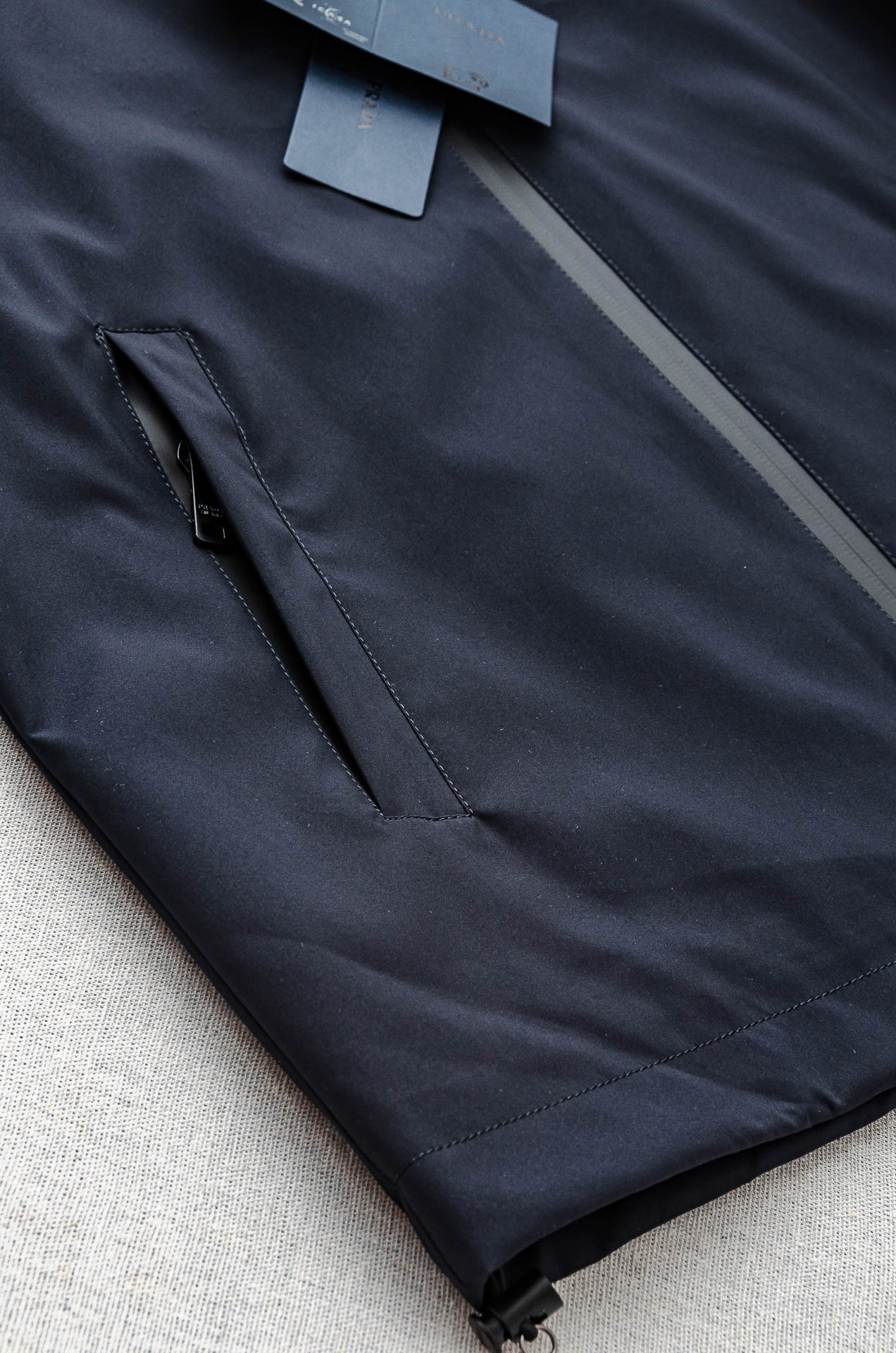 Pra*da 普拉达2025秋冬新品，可拆卸连帽防水夹克外套，同步官网发售！原厂代工出品，该款夹克外层超