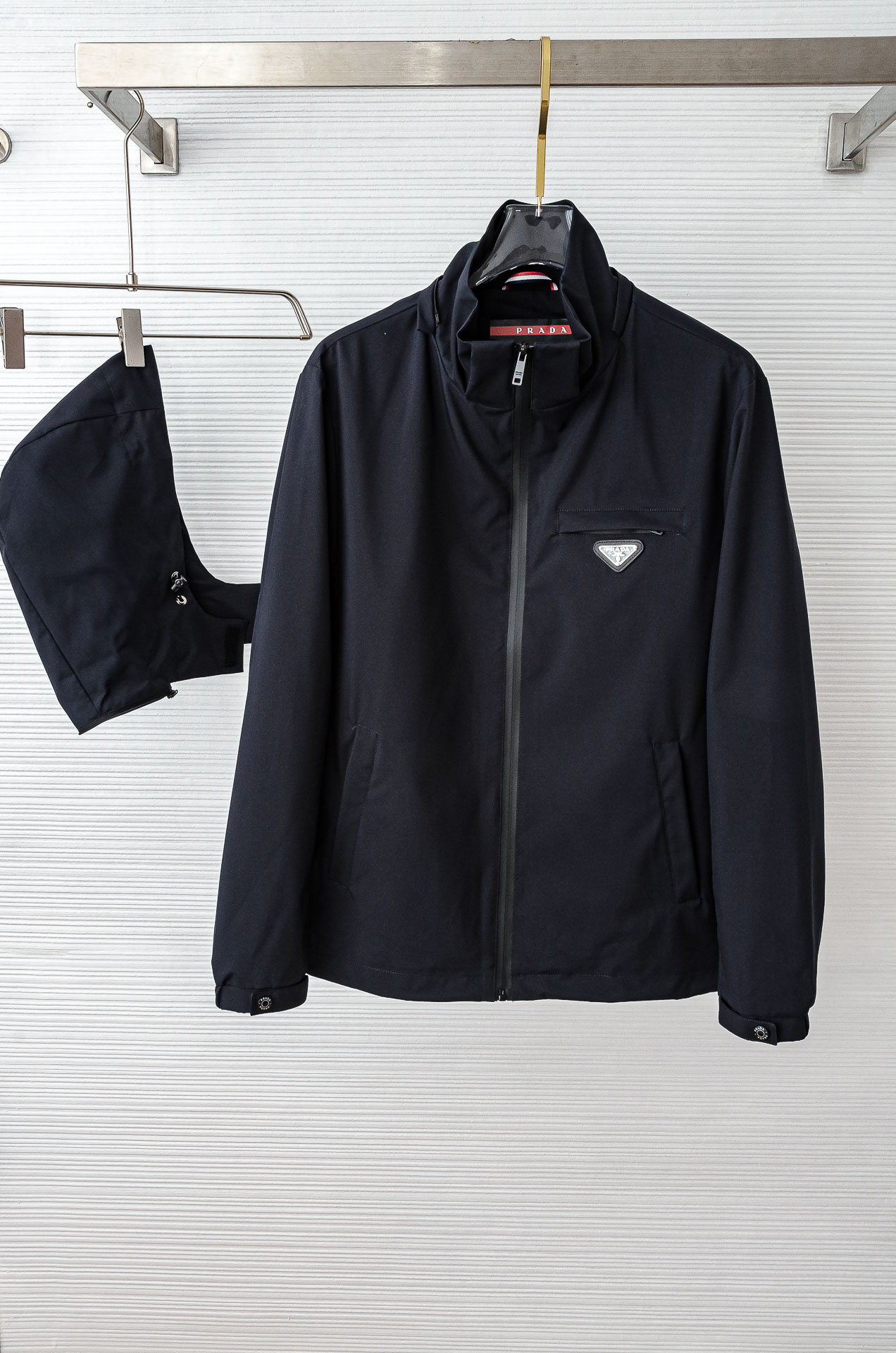 Pra*da 普拉达2025秋冬新品，可拆卸连帽防水夹克外套，同步官网发售！原厂代工出品，该款夹克外层超