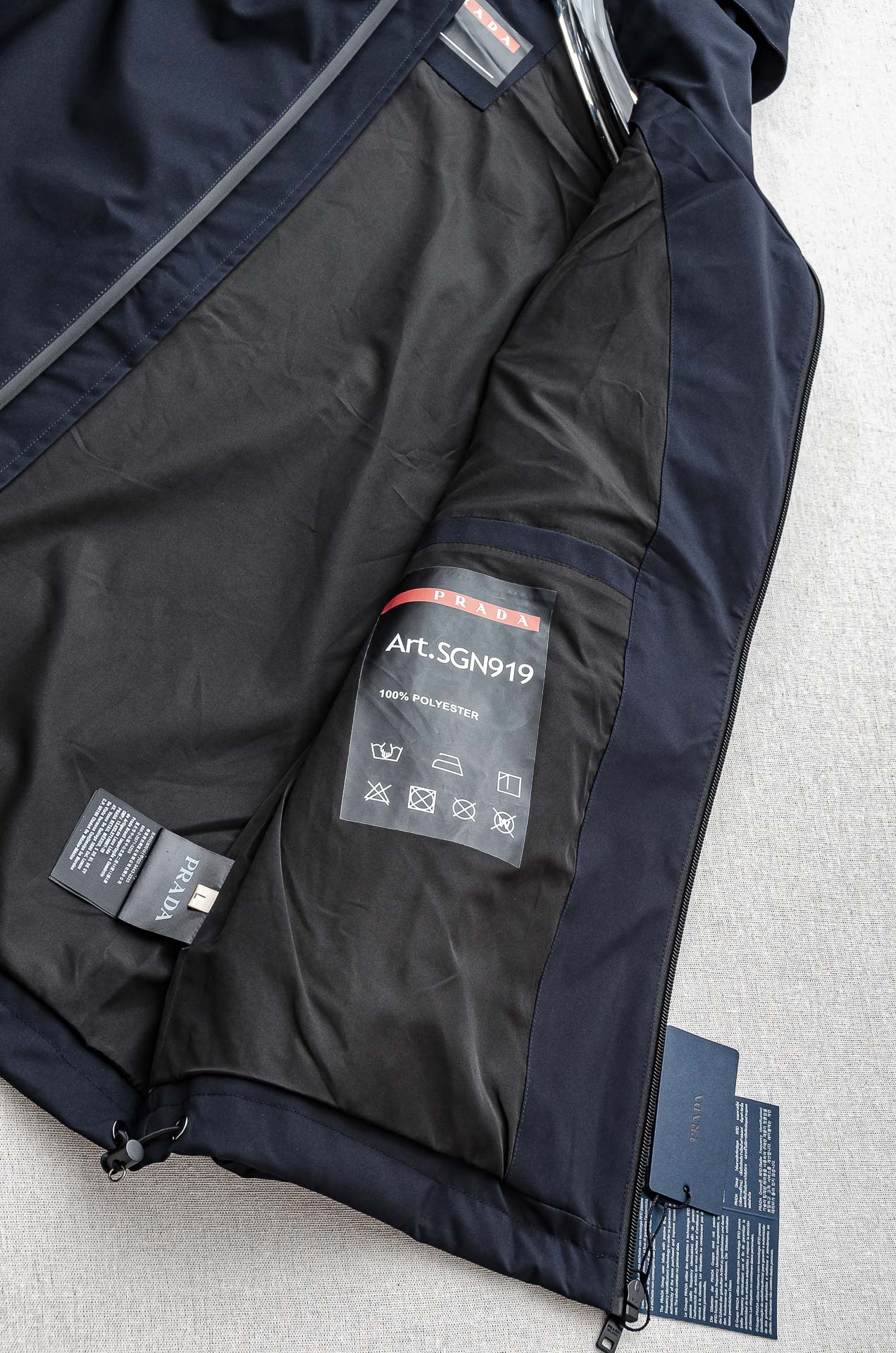 Pra*da 普拉达2025秋冬新品，可拆卸连帽防水夹克外套，同步官网发售！原厂代工出品，该款夹克外层超