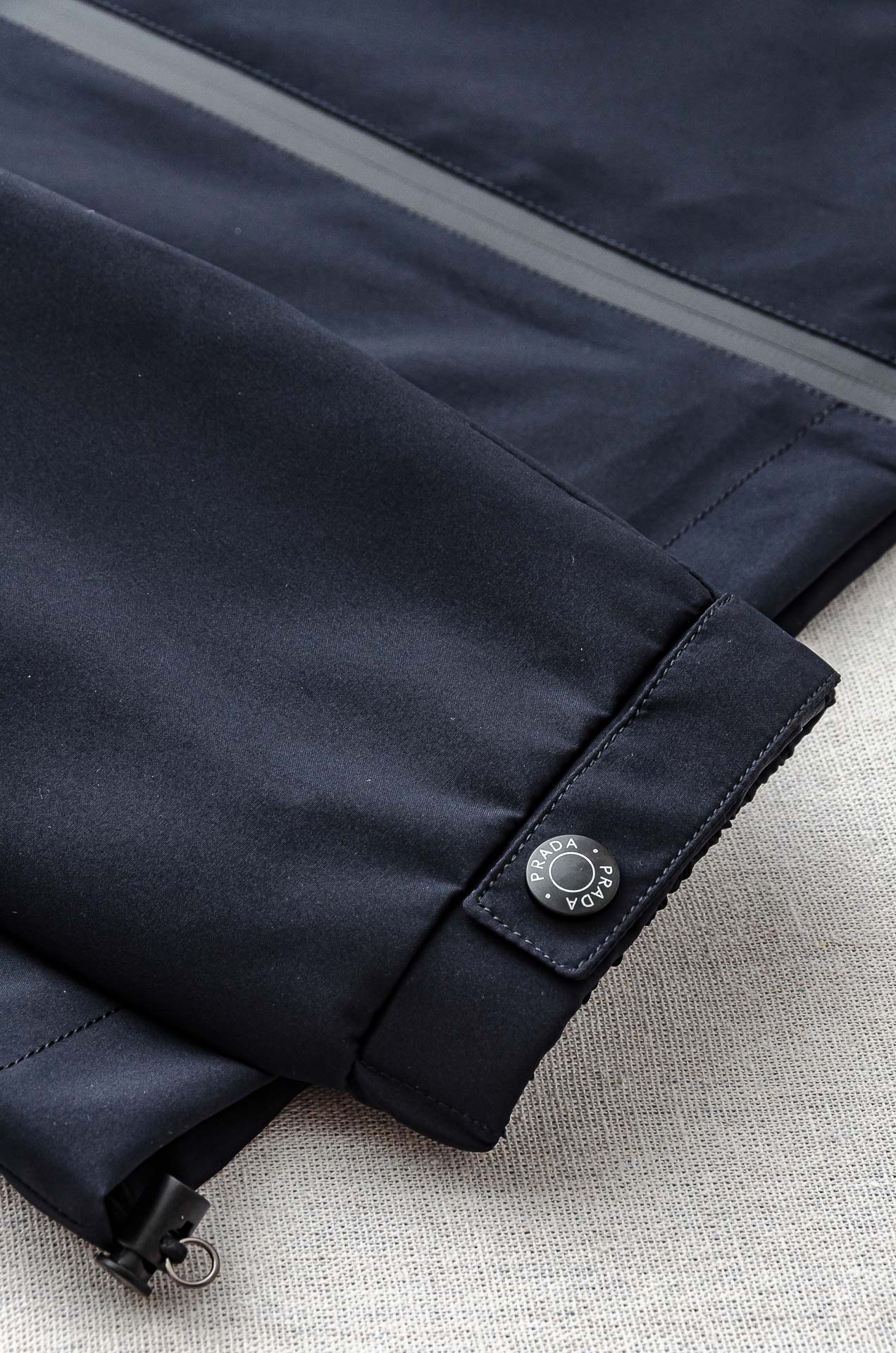 Pra*da 普拉达2025秋冬新品，可拆卸连帽防水夹克外套，同步官网发售！原厂代工出品，该款夹克外层超