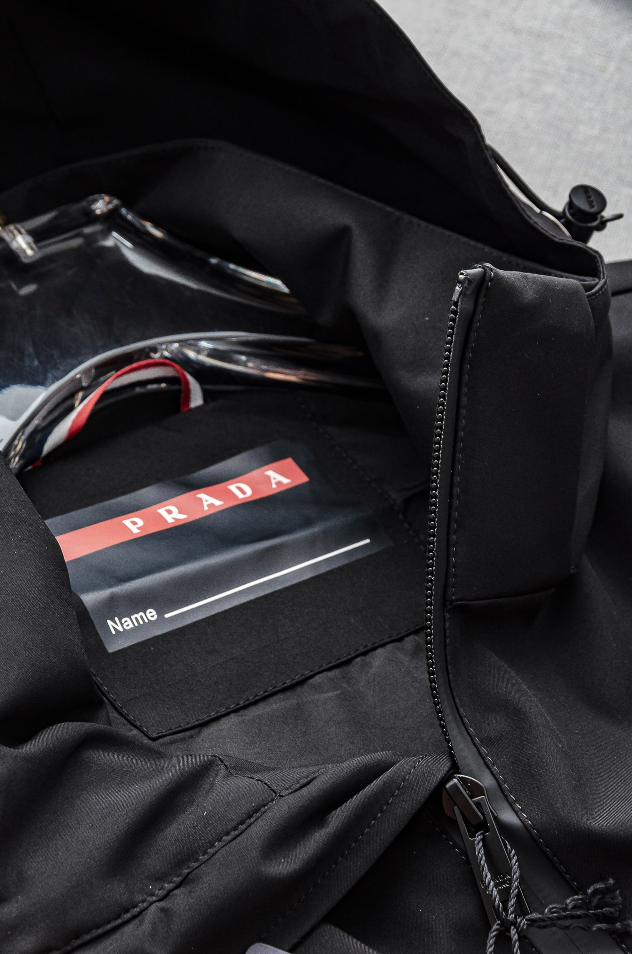 Pra*da 普拉达2025秋冬新品，可拆卸连帽防水夹克外套，同步官网发售！原厂代工出品，该款夹克外层超