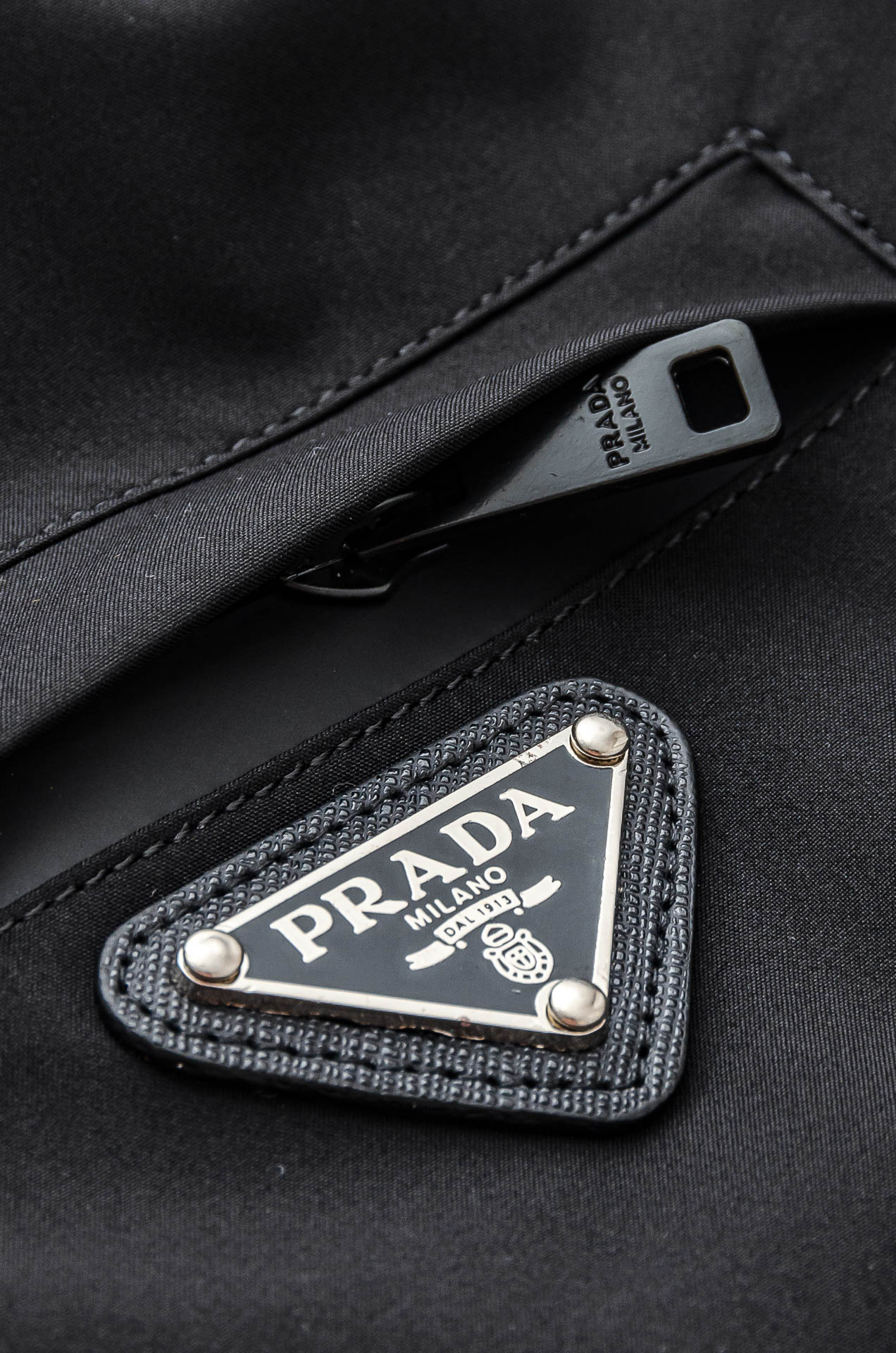 Pra*da 普拉达2025秋冬新品，可拆卸连帽防水夹克外套，同步官网发售！原厂代工出品，该款夹克外层超