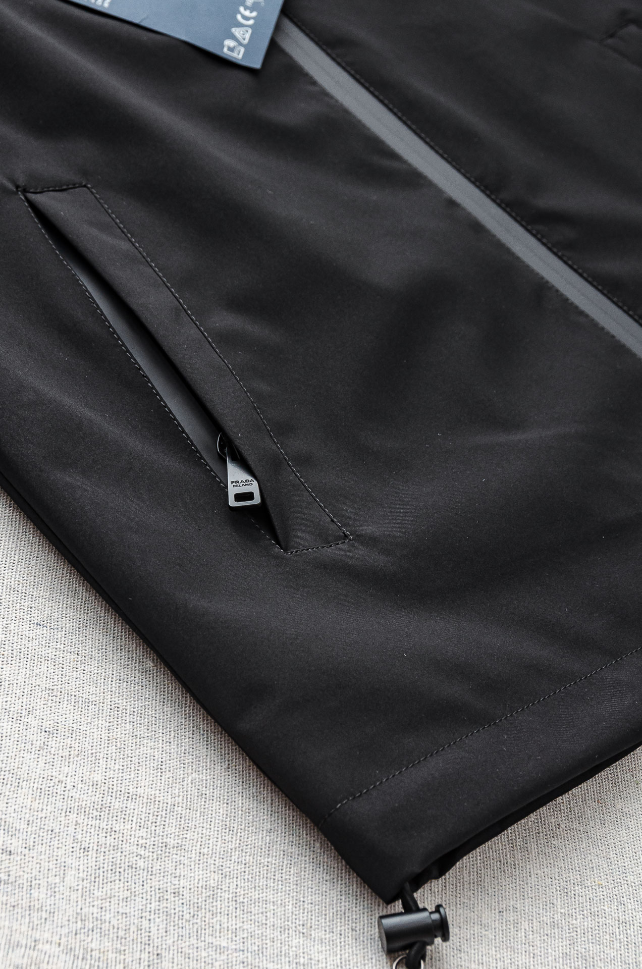 Pra*da 普拉达2025秋冬新品，可拆卸连帽防水夹克外套，同步官网发售！原厂代工出品，该款夹克外层超