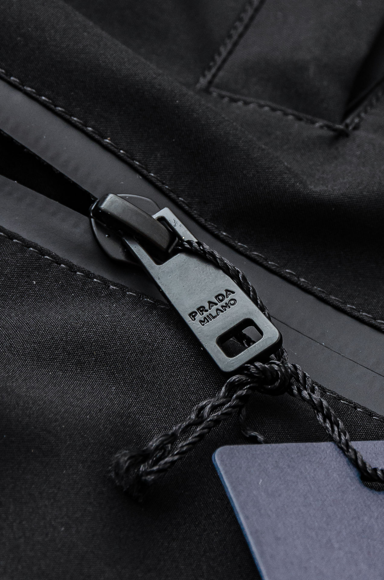 Pra*da 普拉达2025秋冬新品，可拆卸连帽防水夹克外套，同步官网发售！原厂代工出品，该款夹克外层超