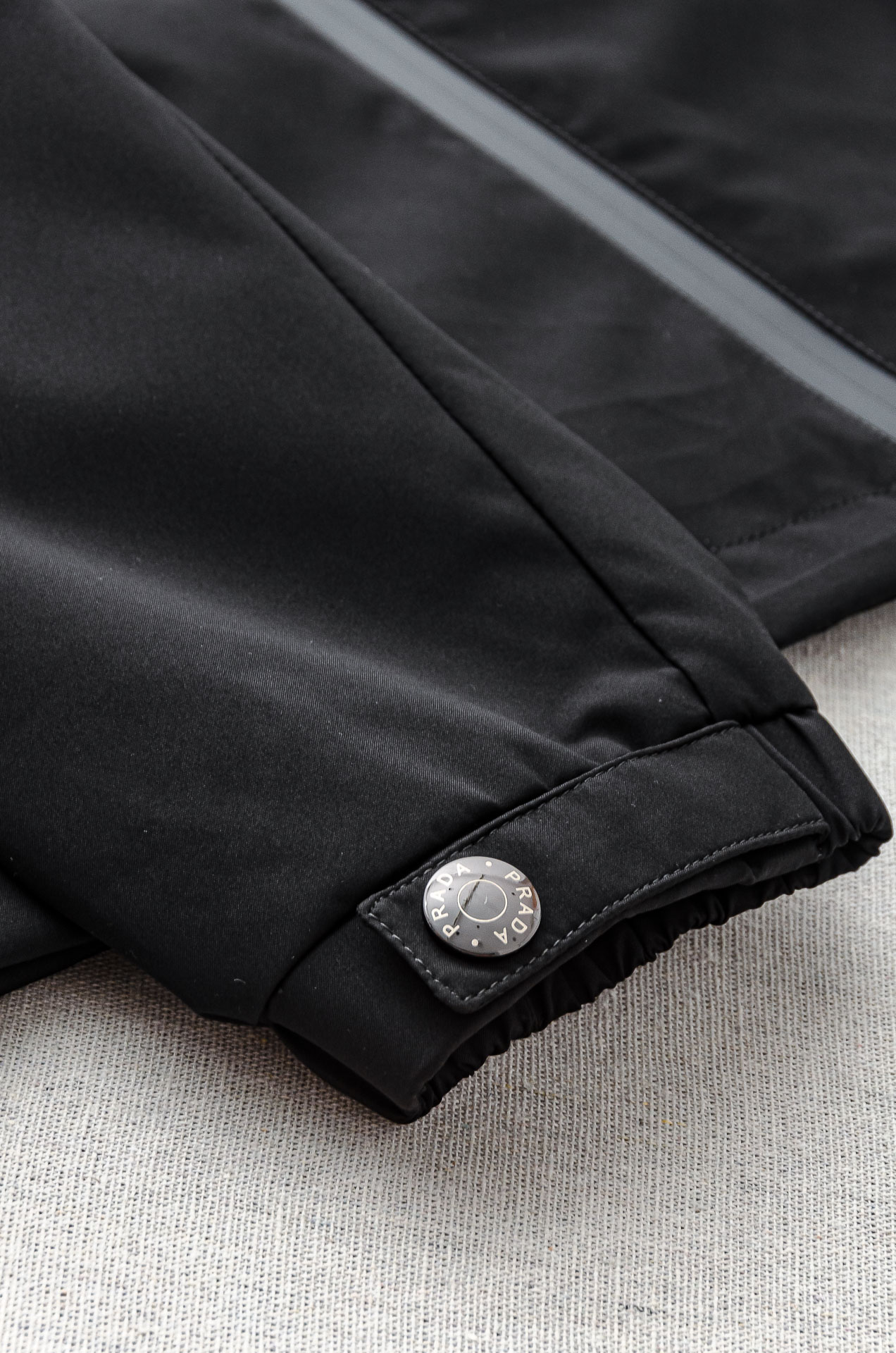 Pra*da 普拉达2025秋冬新品，可拆卸连帽防水夹克外套，同步官网发售！原厂代工出品，该款夹克外层超