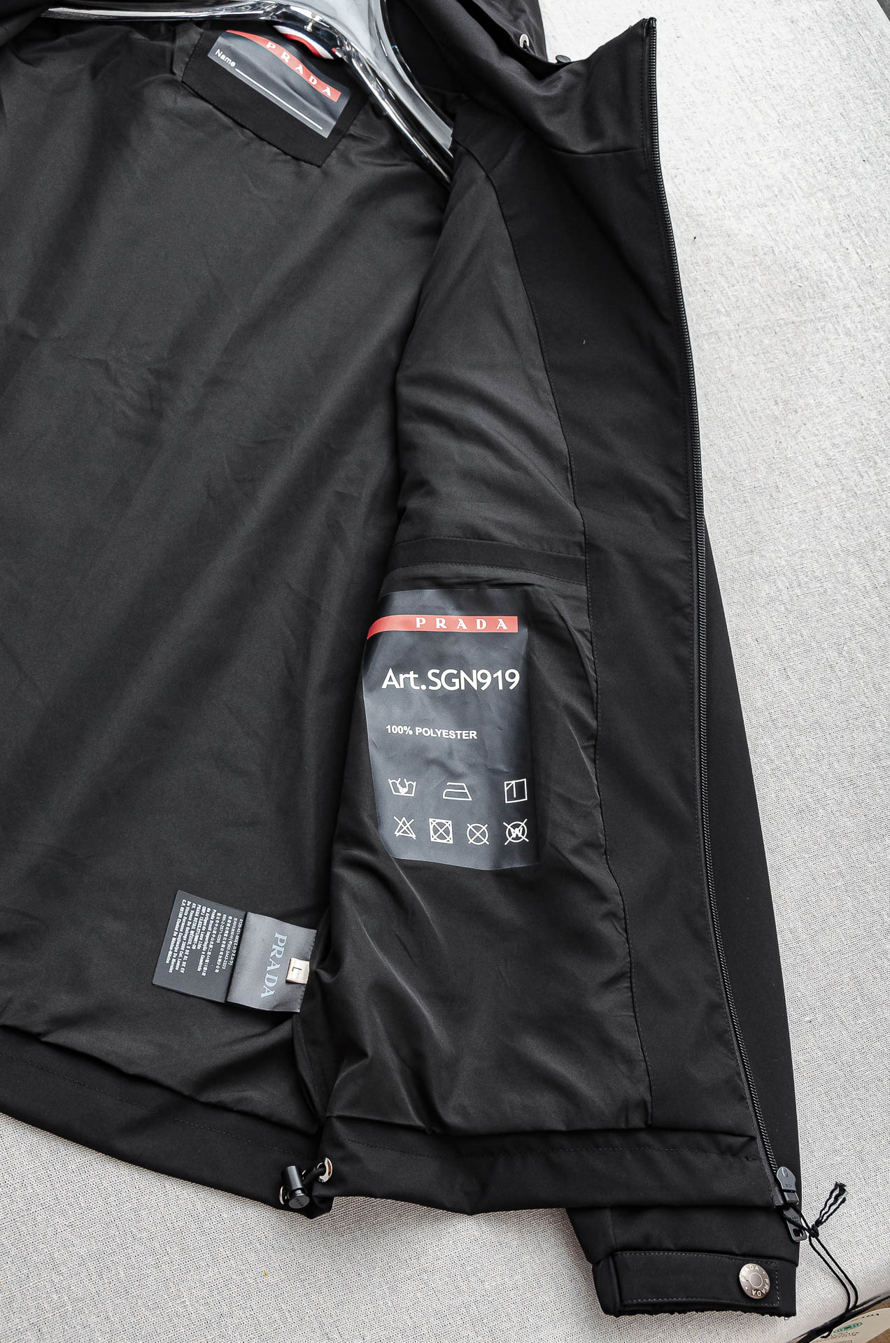 Pra*da 普拉达2025秋冬新品，可拆卸连帽防水夹克外套，同步官网发售！原厂代工出品，该款夹克外层超