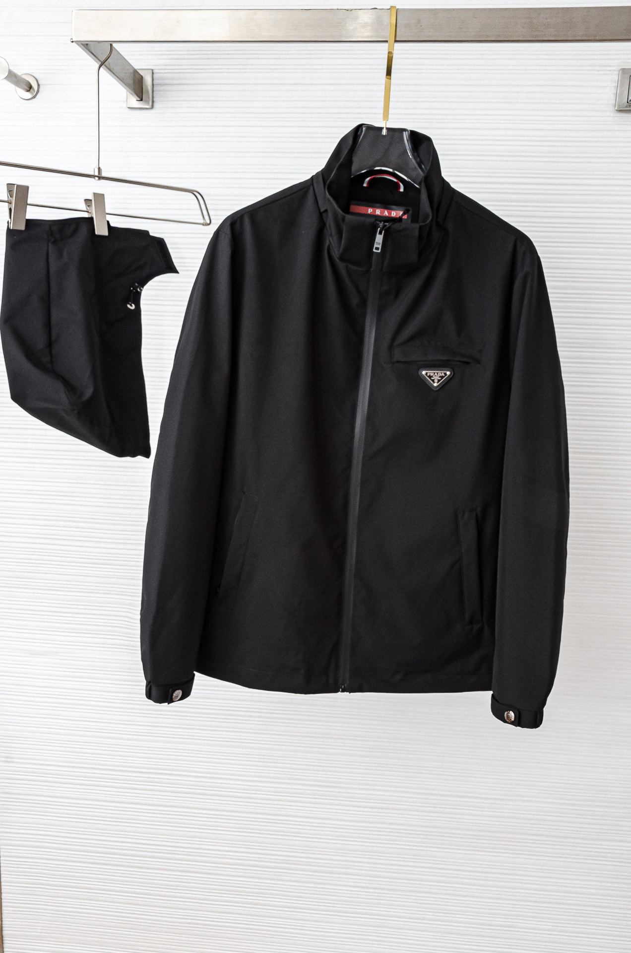 Pra*da 普拉达2025秋冬新品，可拆卸连帽防水夹克外套，同步官网发售！原厂代工出品，该款夹克外层超