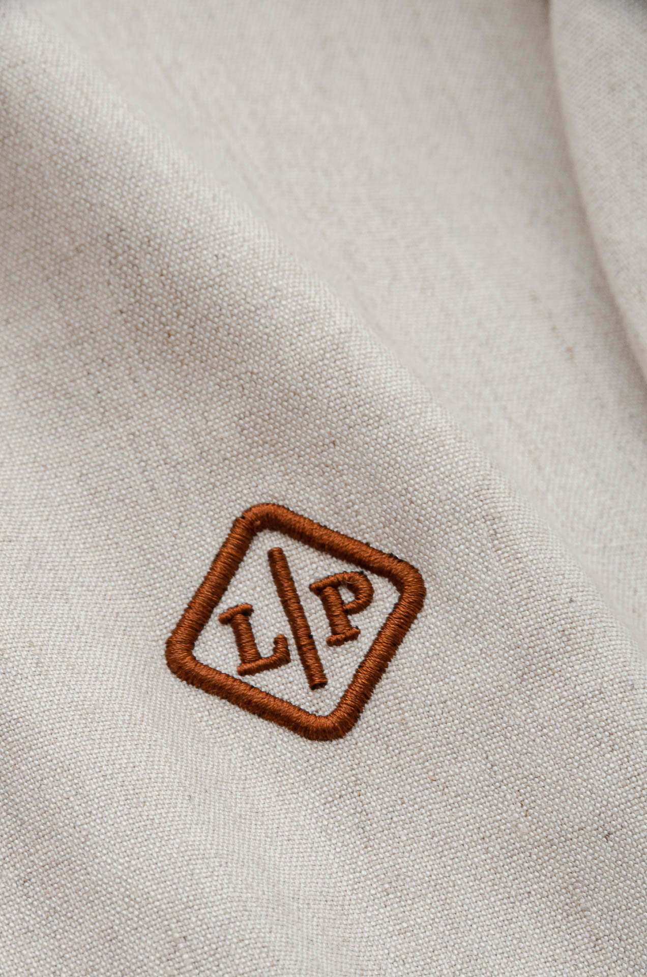 。
lp。 ss客供进口亚麻混纺被誉为会呼吸的面料👍🏻 松紧腰宽松立体裁剪男士舒适宽松长裤+短袖 套装