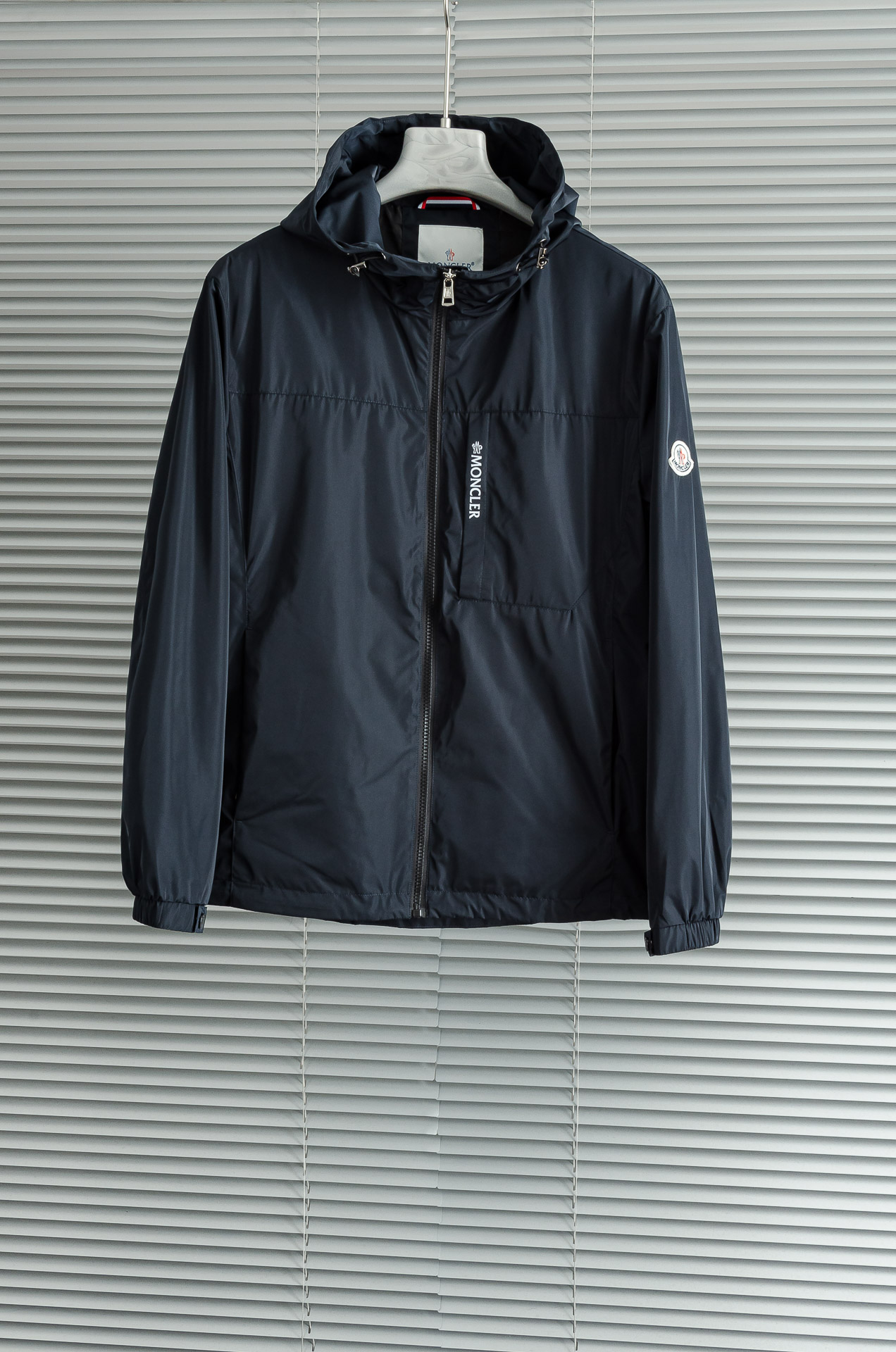 MONCLER 蒙口2025新品，连帽防水夹克外套，同步官网发售！原厂代工出品，该款夹克外层超柔聚酯纤维