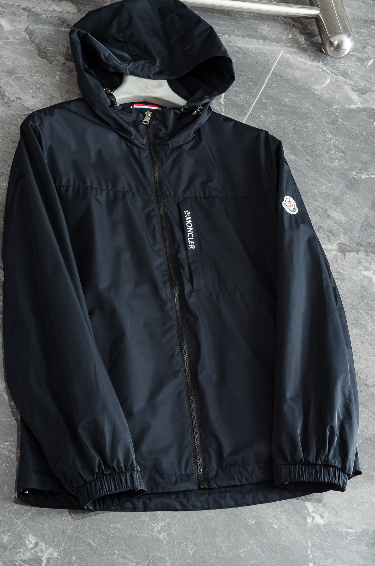 MONCLER 蒙口2025新品，连帽防水夹克外套，同步官网发售！原厂代工出品，该款夹克外层超柔聚酯纤维