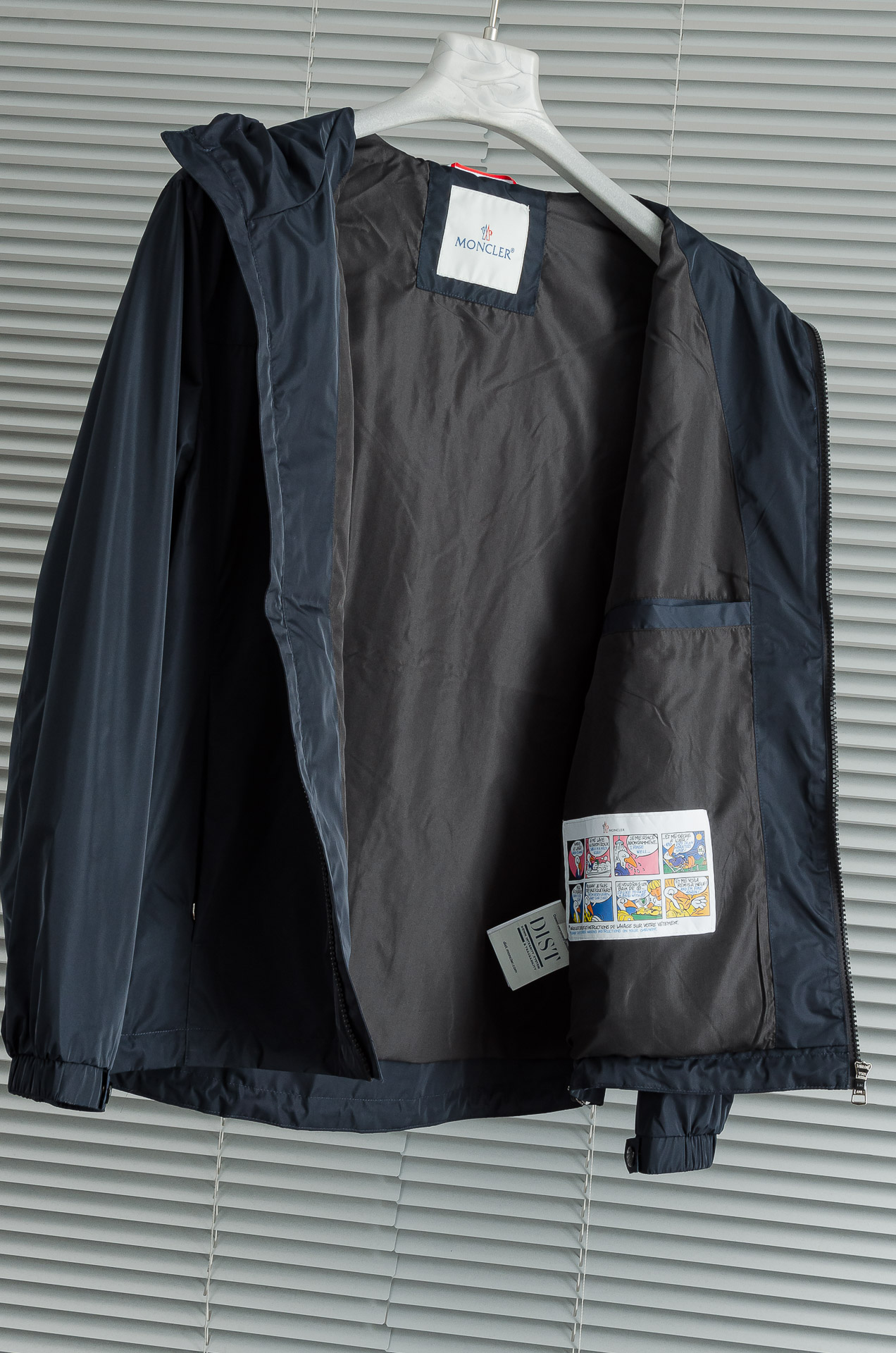 MONCLER 蒙口2025新品，连帽防水夹克外套，同步官网发售！原厂代工出品，该款夹克外层超柔聚酯纤维