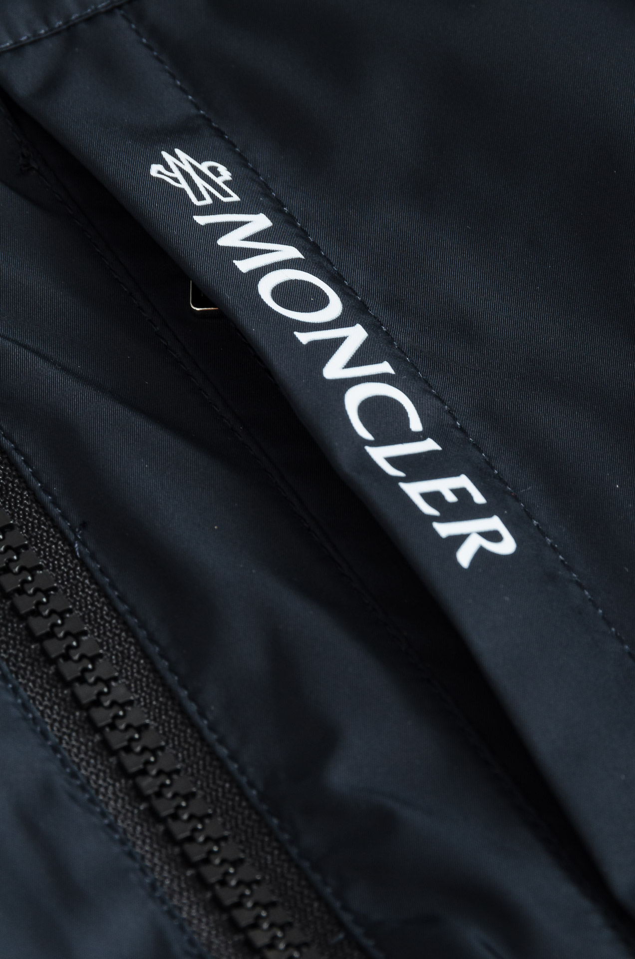 MONCLER 蒙口2025新品，连帽防水夹克外套，同步官网发售！原厂代工出品，该款夹克外层超柔聚酯纤维