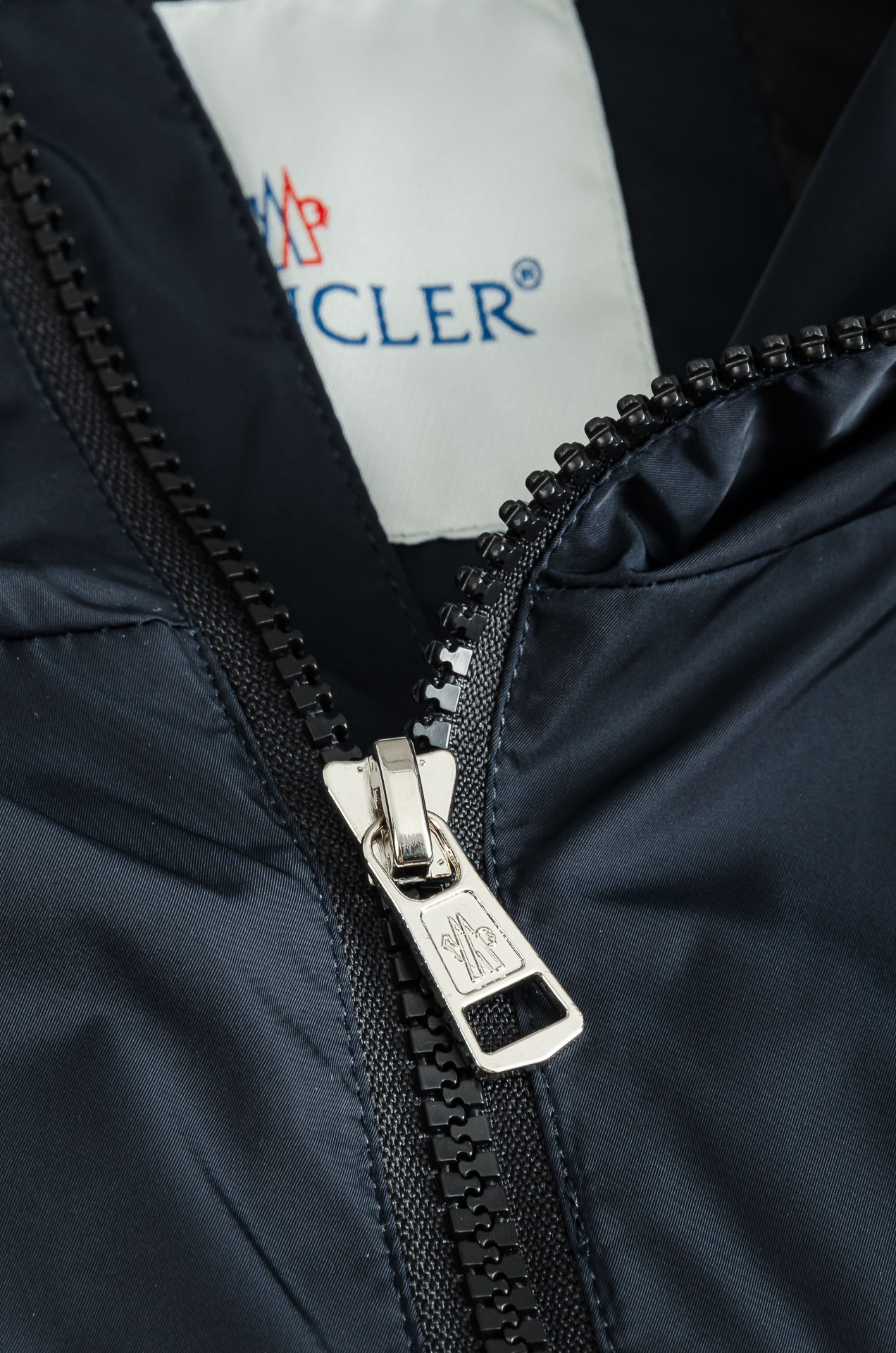 MONCLER 蒙口2025新品，连帽防水夹克外套，同步官网发售！原厂代工出品，该款夹克外层超柔聚酯纤维