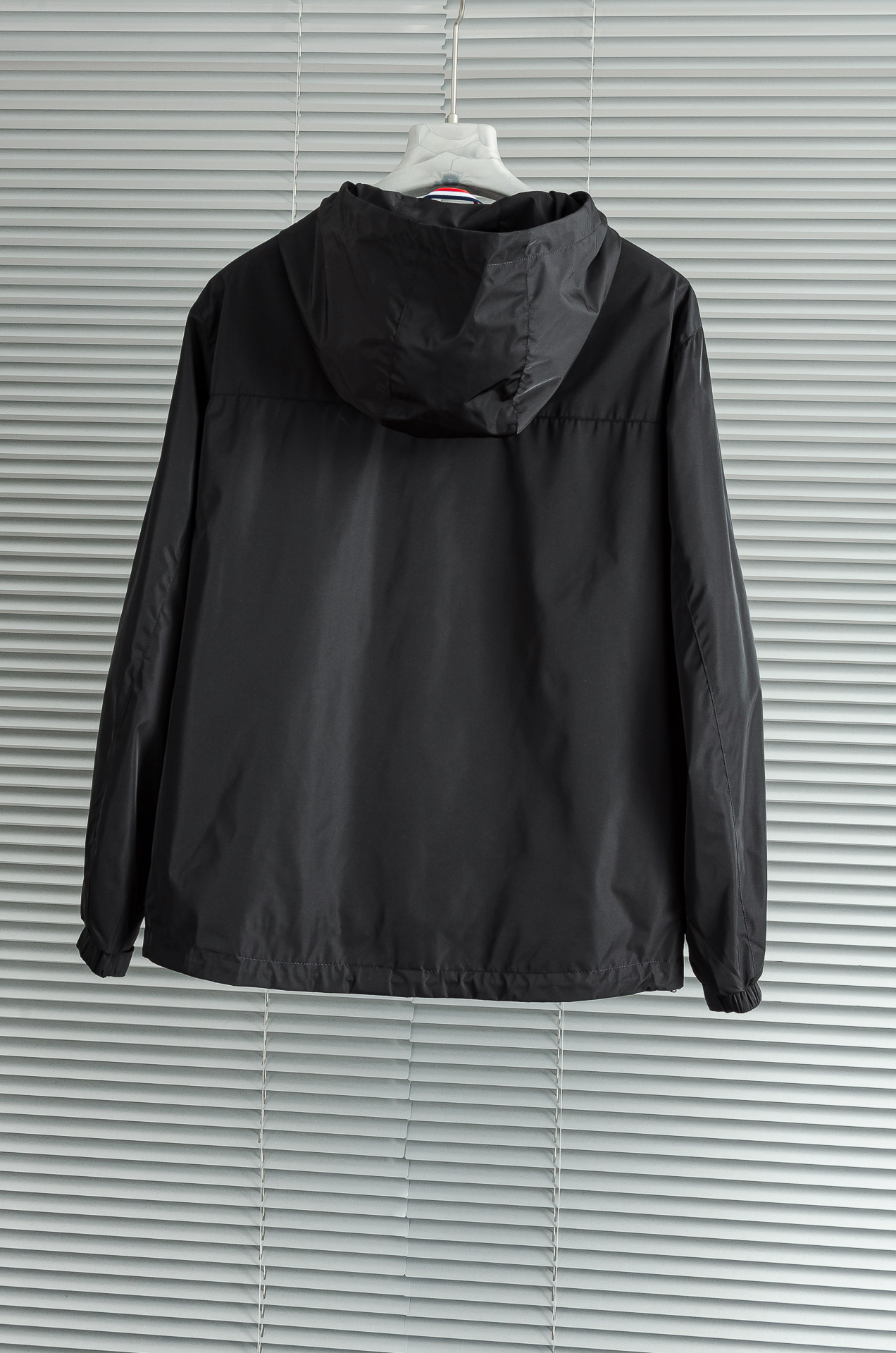 MONCLER 蒙口2025新品，连帽防水夹克外套，同步官网发售！原厂代工出品，该款夹克外层超柔聚酯纤维