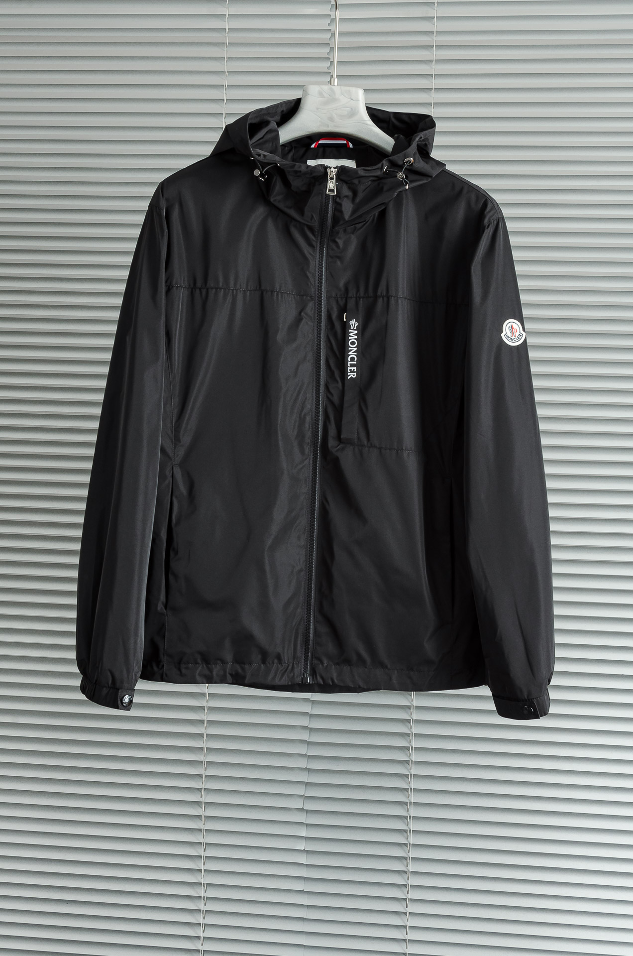 MONCLER 蒙口2025新品，连帽防水夹克外套，同步官网发售！原厂代工出品，该款夹克外层超柔聚酯纤维