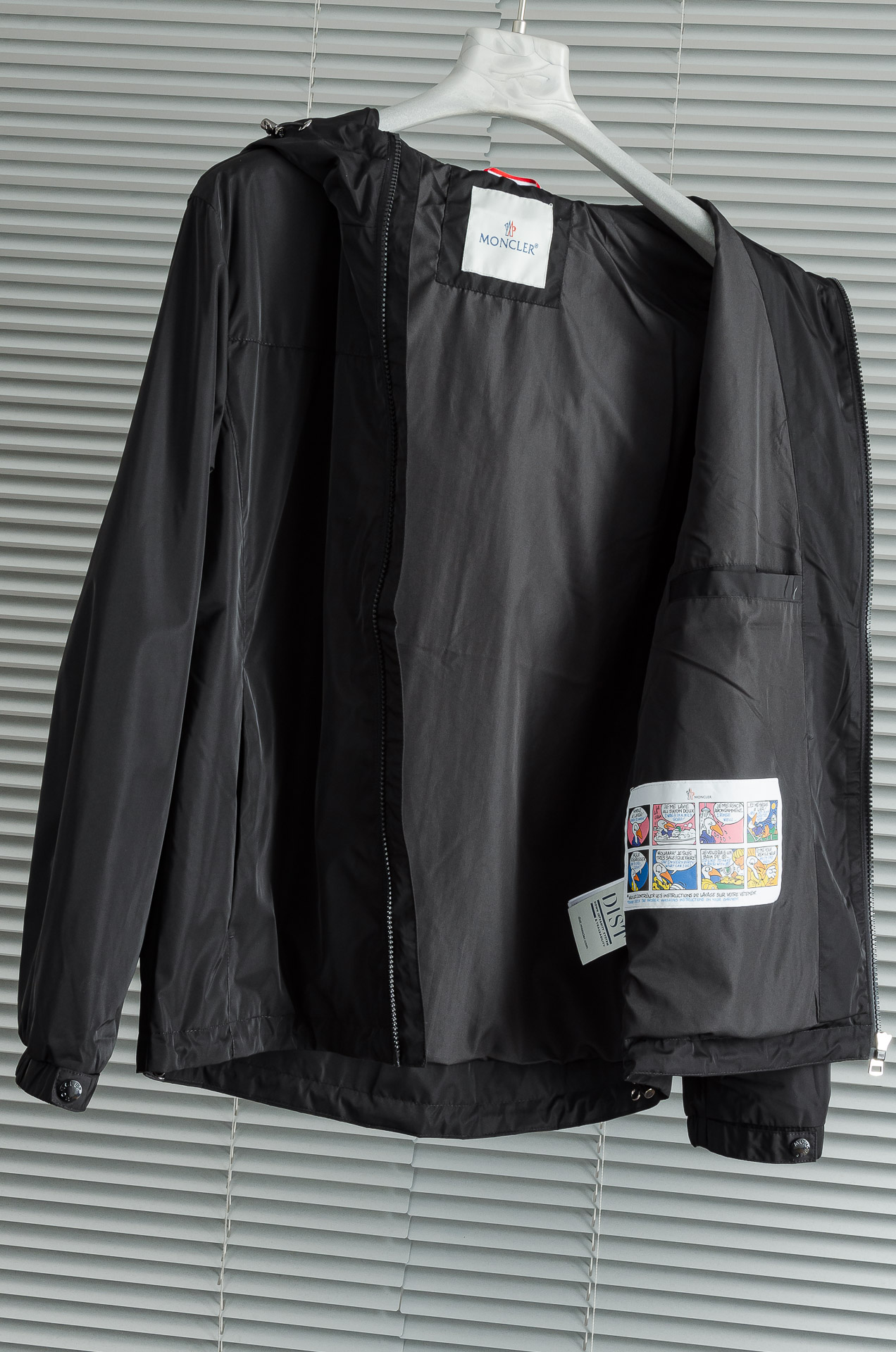 MONCLER 蒙口2025新品，连帽防水夹克外套，同步官网发售！原厂代工出品，该款夹克外层超柔聚酯纤维