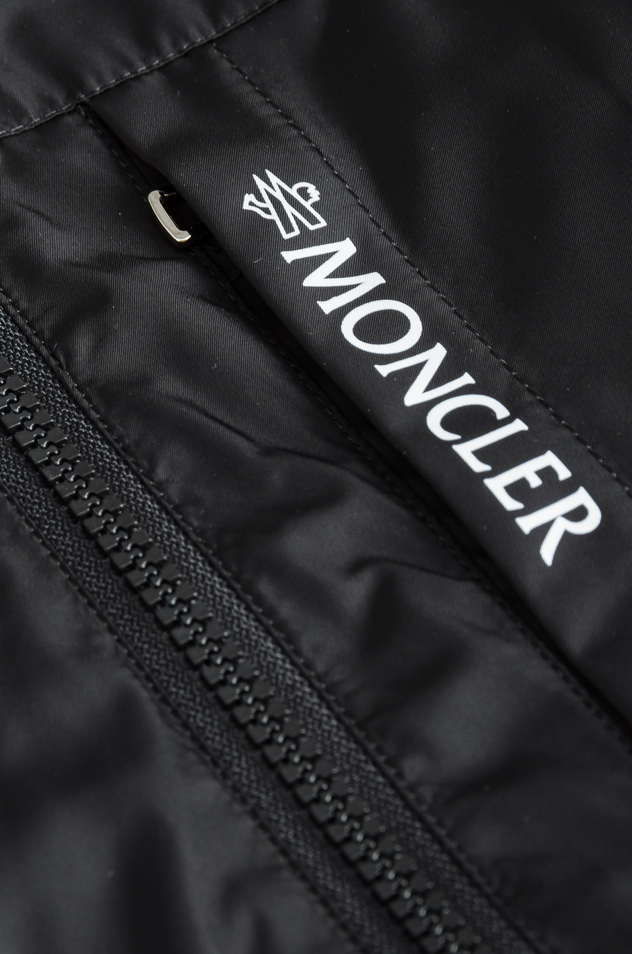 MONCLER 蒙口2025新品，连帽防水夹克外套，同步官网发售！原厂代工出品，该款夹克外层超柔聚酯纤维