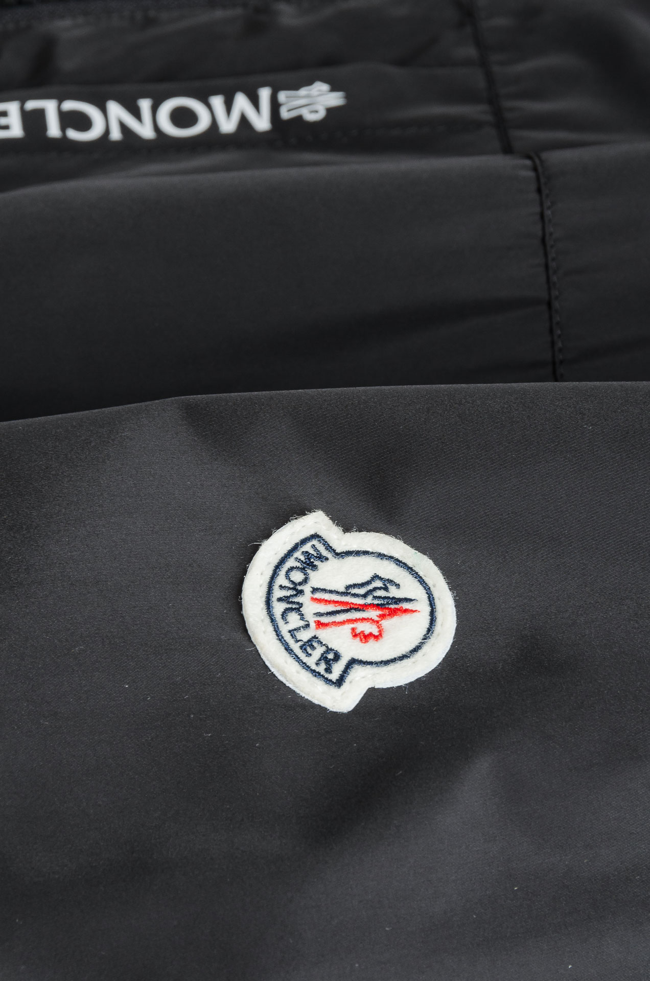 MONCLER 蒙口2025新品，连帽防水夹克外套，同步官网发售！原厂代工出品，该款夹克外层超柔聚酯纤维