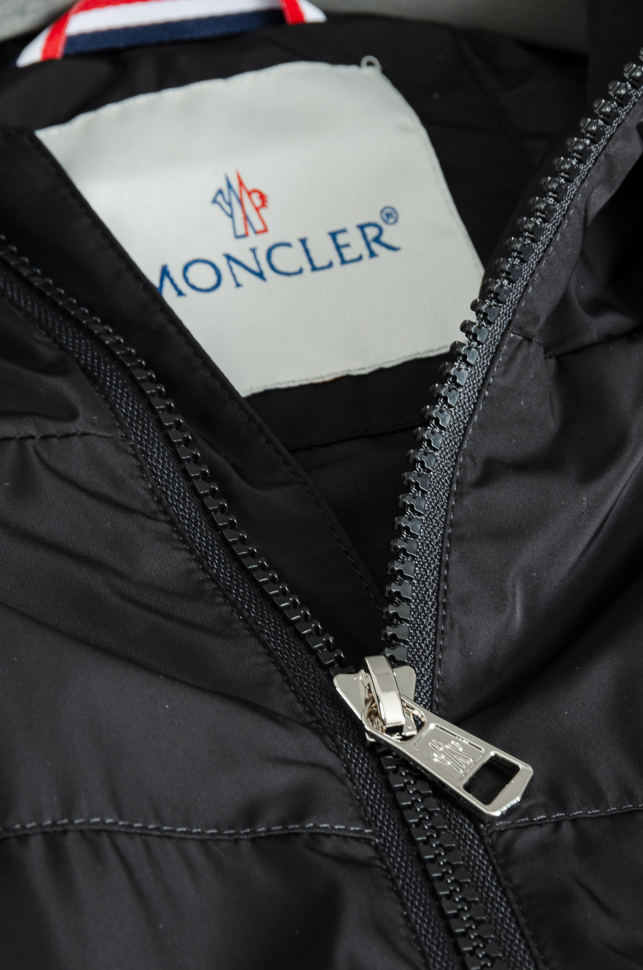 MONCLER 蒙口2025新品，连帽防水夹克外套，同步官网发售！原厂代工出品，该款夹克外层超柔聚酯纤维