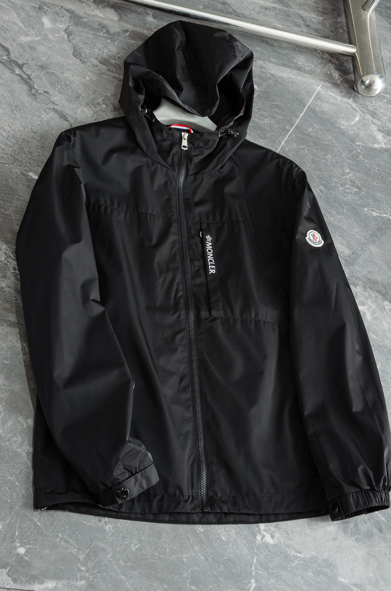 MONCLER 蒙口2025新品，连帽防水夹克外套，同步官网发售！原厂代工出品，该款夹克外层超柔聚酯纤维