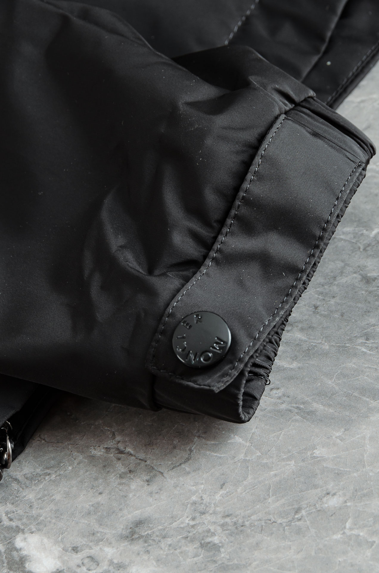 MONCLER 蒙口2025新品，连帽防水夹克外套，同步官网发售！原厂代工出品，该款夹克外层超柔聚酯纤维