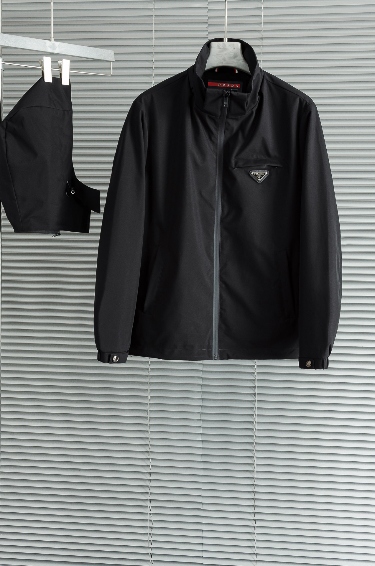 Pra*da 普拉达2025新品，可拆卸连帽防水夹克外套，同步官网发售！原厂代工出品，该款夹克外层超柔聚