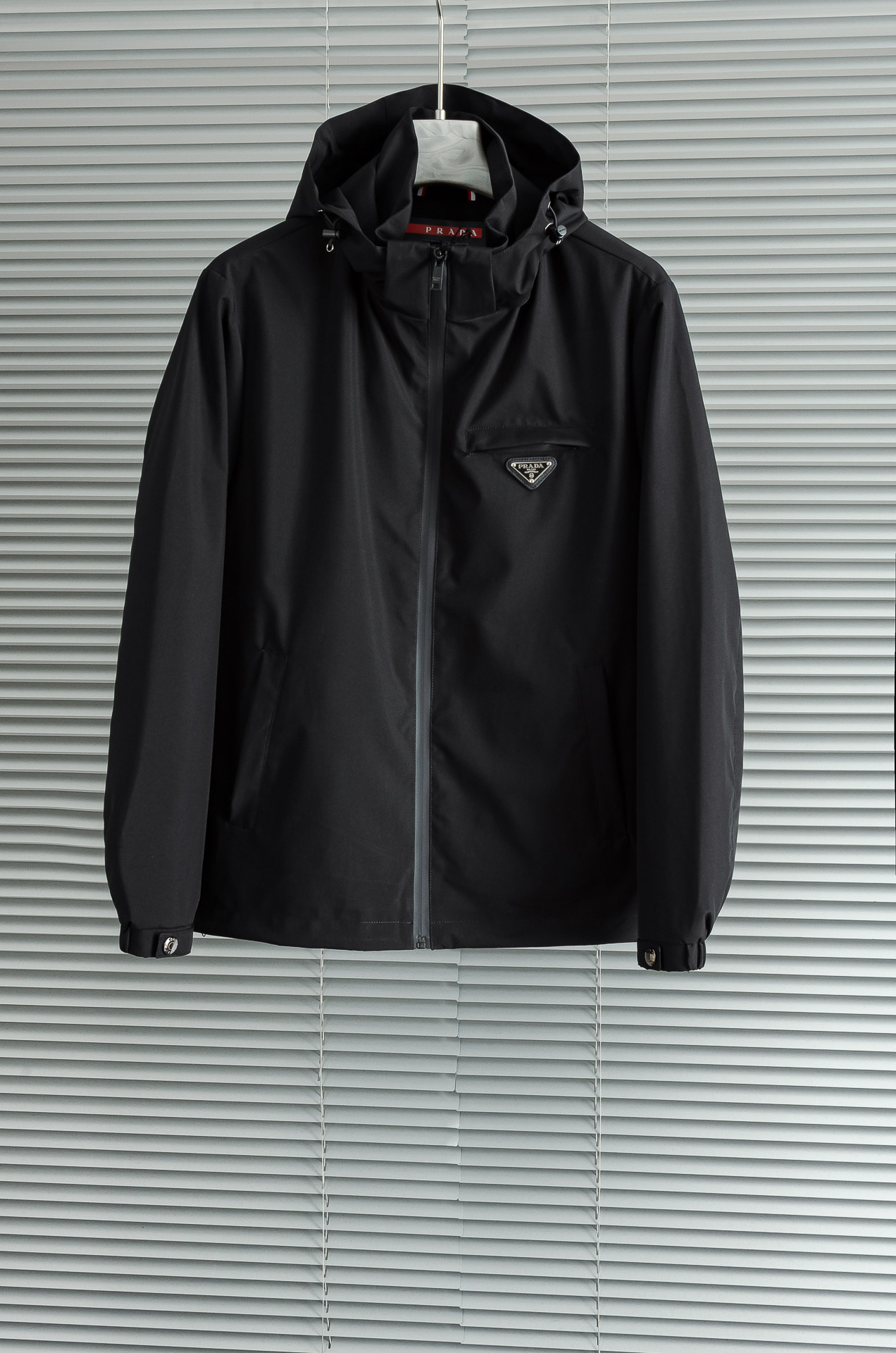 Pra*da 普拉达2025新品，可拆卸连帽防水夹克外套，同步官网发售！原厂代工出品，该款夹克外层超柔聚