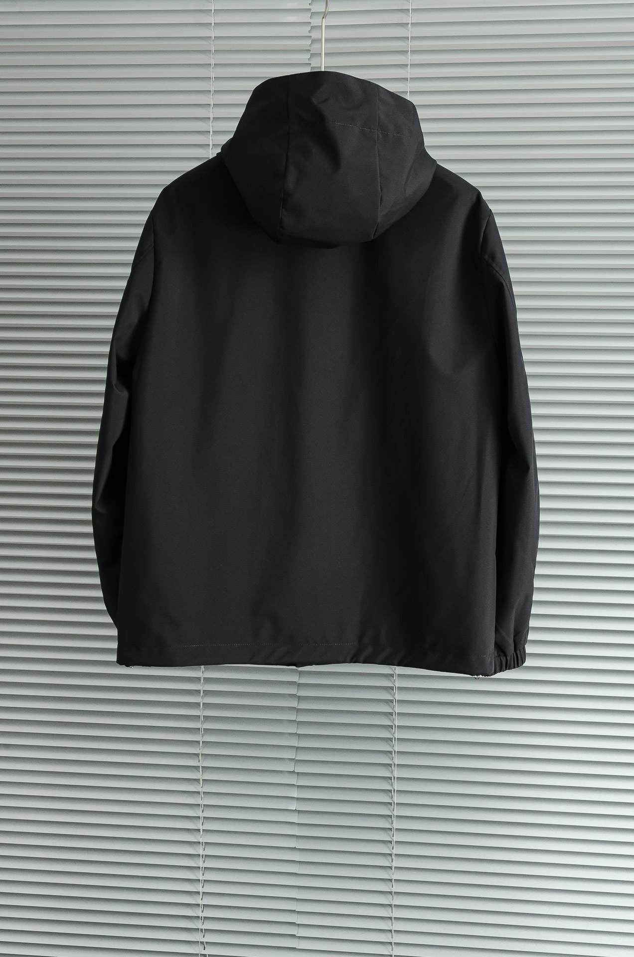 Pra*da 普拉达2025新品，可拆卸连帽防水夹克外套，同步官网发售！原厂代工出品，该款夹克外层超柔聚