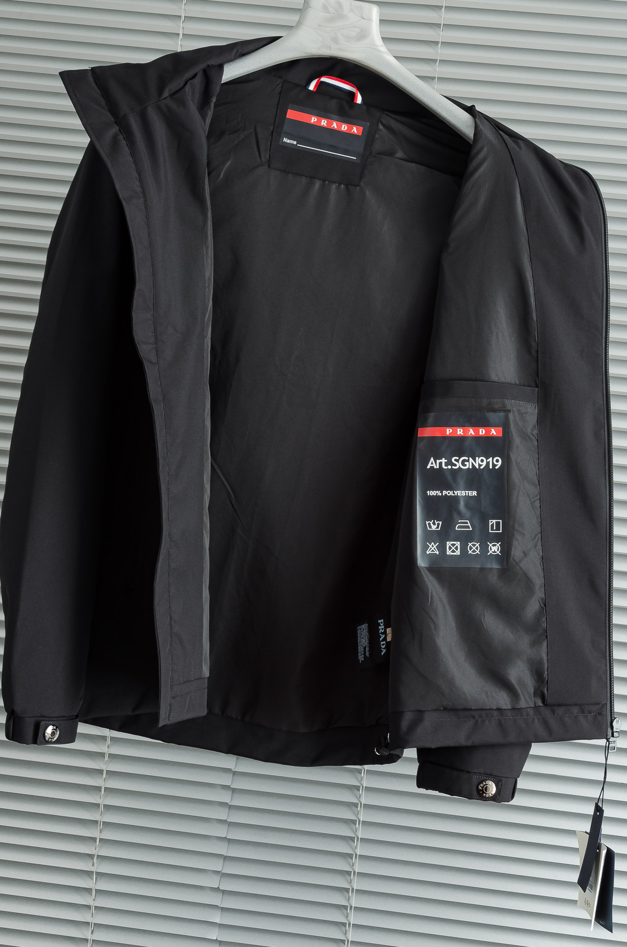 Pra*da 普拉达2025新品，可拆卸连帽防水夹克外套，同步官网发售！原厂代工出品，该款夹克外层超柔聚