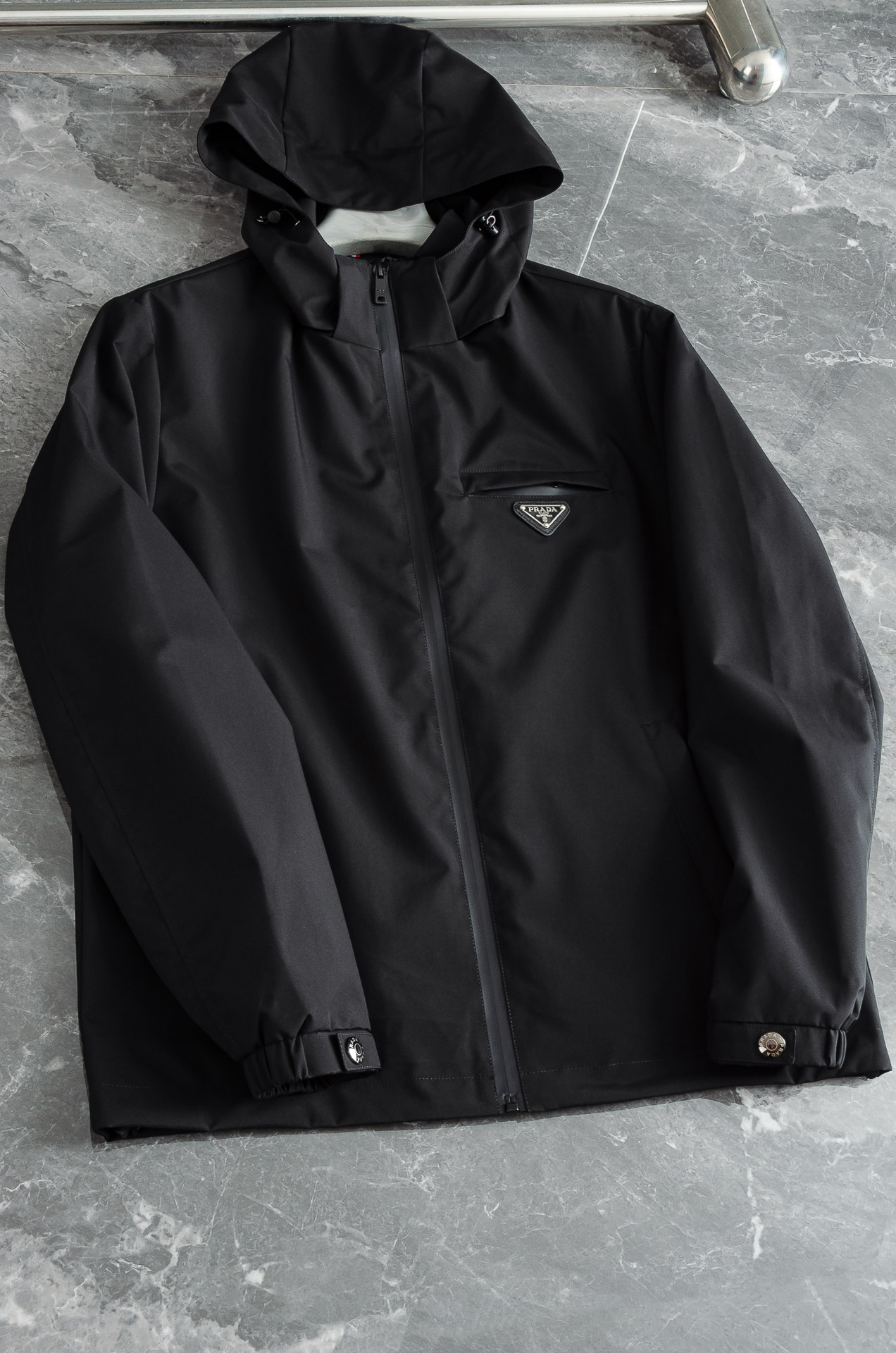 Pra*da 普拉达2025新品，可拆卸连帽防水夹克外套，同步官网发售！原厂代工出品，该款夹克外层超柔聚