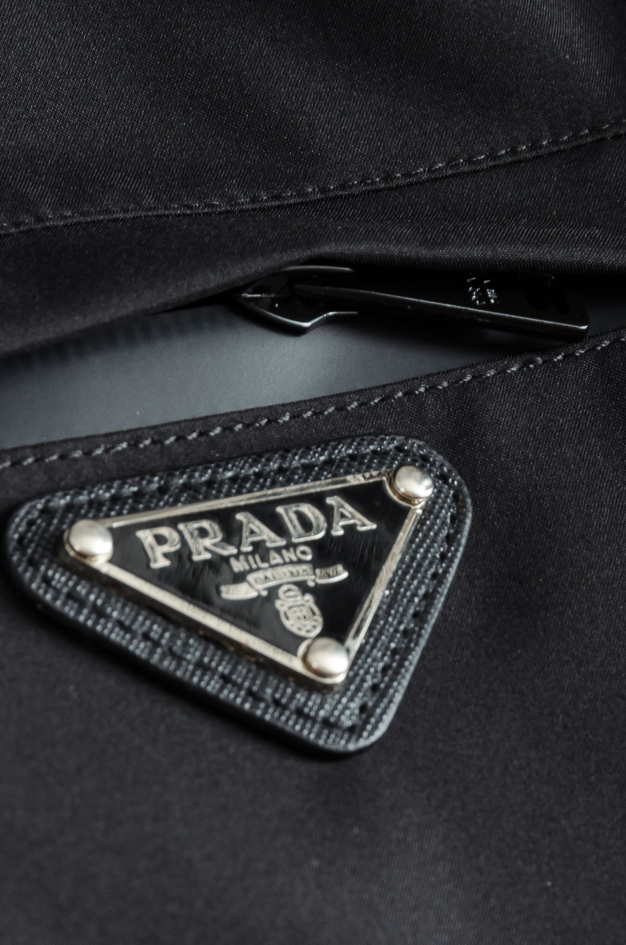 Pra*da 普拉达2025新品，可拆卸连帽防水夹克外套，同步官网发售！原厂代工出品，该款夹克外层超柔聚