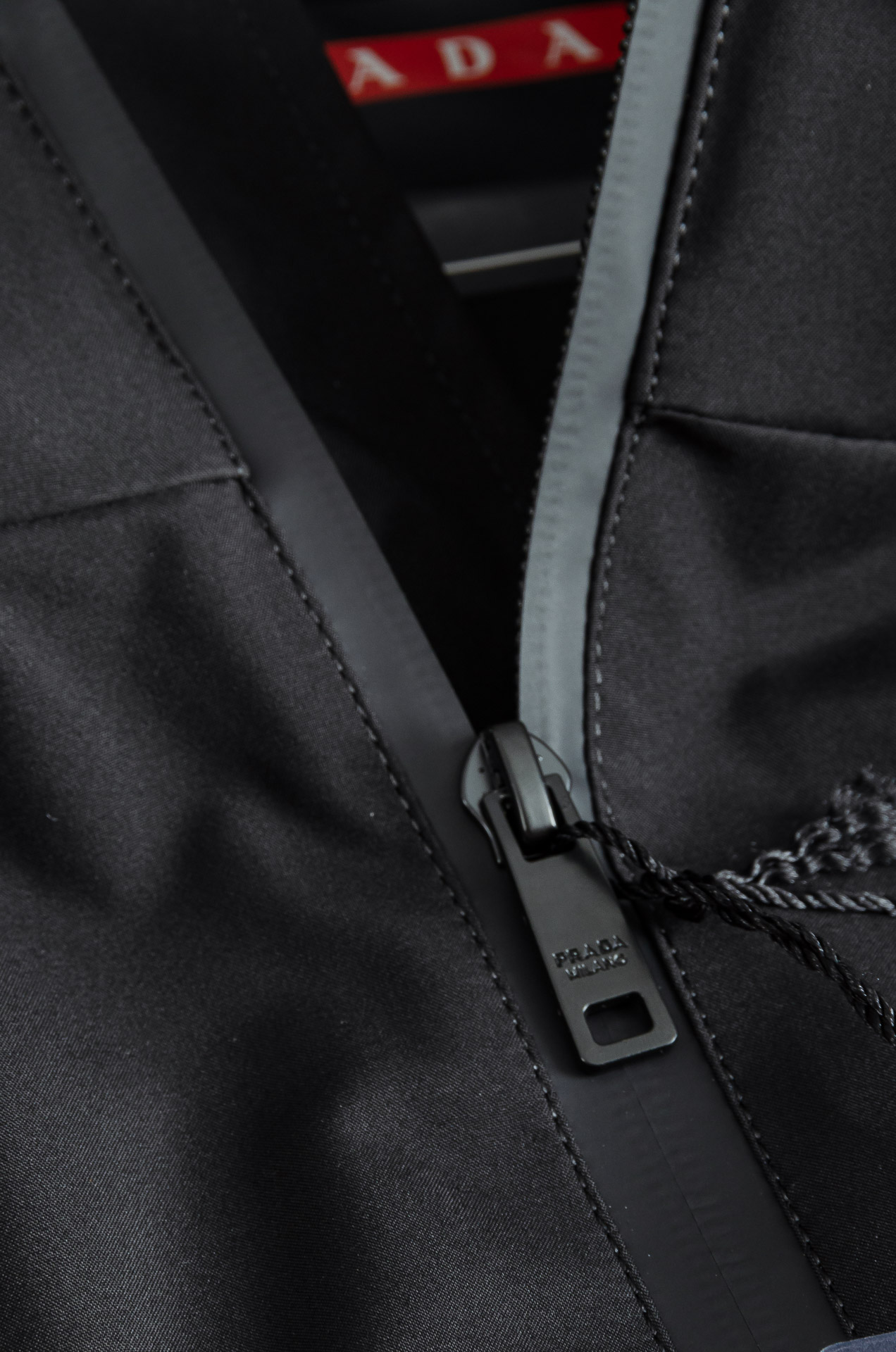 Pra*da 普拉达2025新品，可拆卸连帽防水夹克外套，同步官网发售！原厂代工出品，该款夹克外层超柔聚